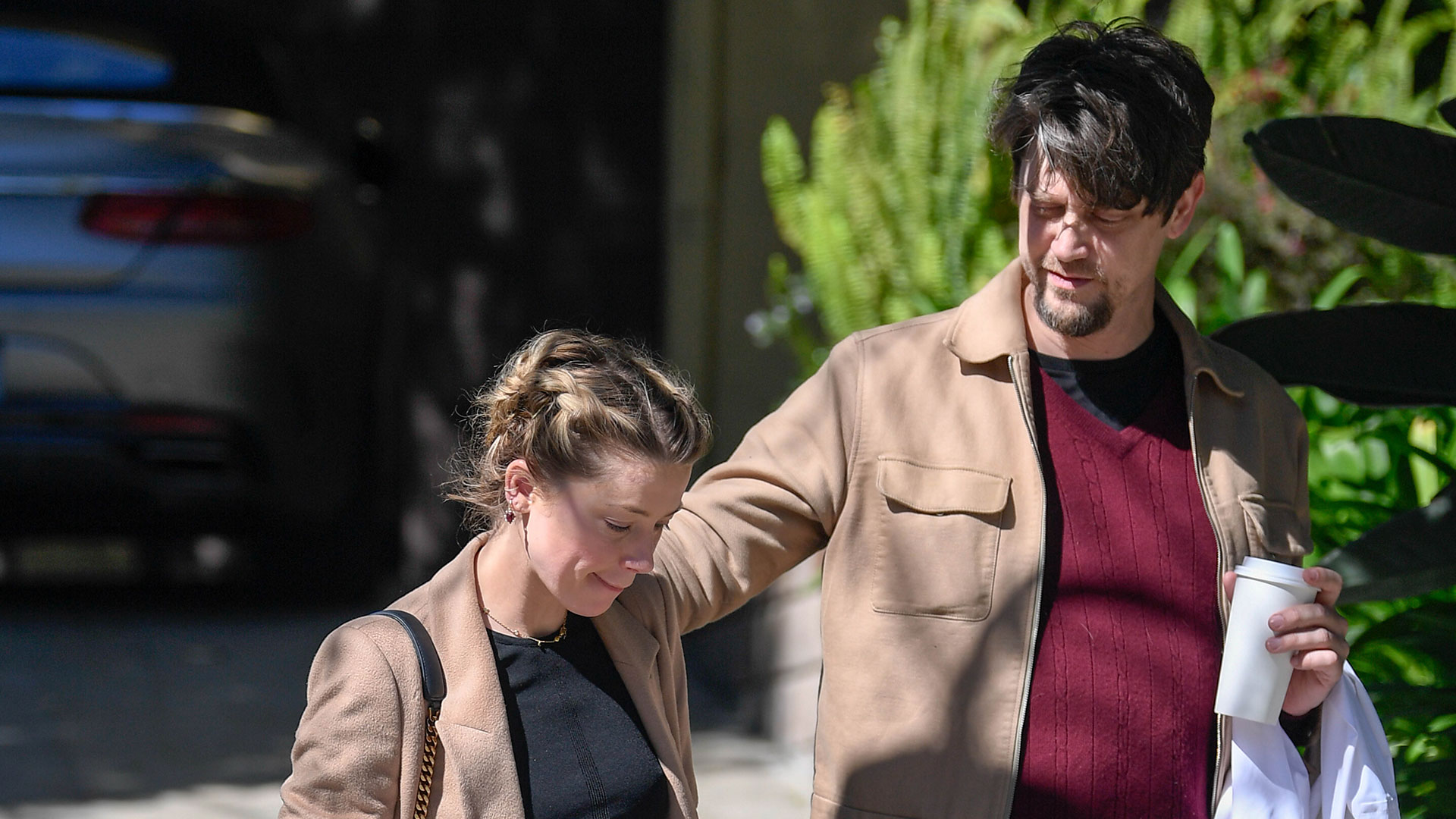 Andy Mushchietti, el director argentino, se encuentra en pareja con Amber Heard, la ex mujer de Johnny Depp. Las celebridades fueron retratadas a los besos en las calles de Los Angeles (The Grosby Group)
