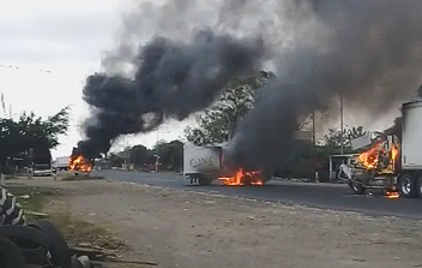Bloqueos con tráilers que tenían la leyenda CJNG. (FOTO: CUARTOSCURO.COM)