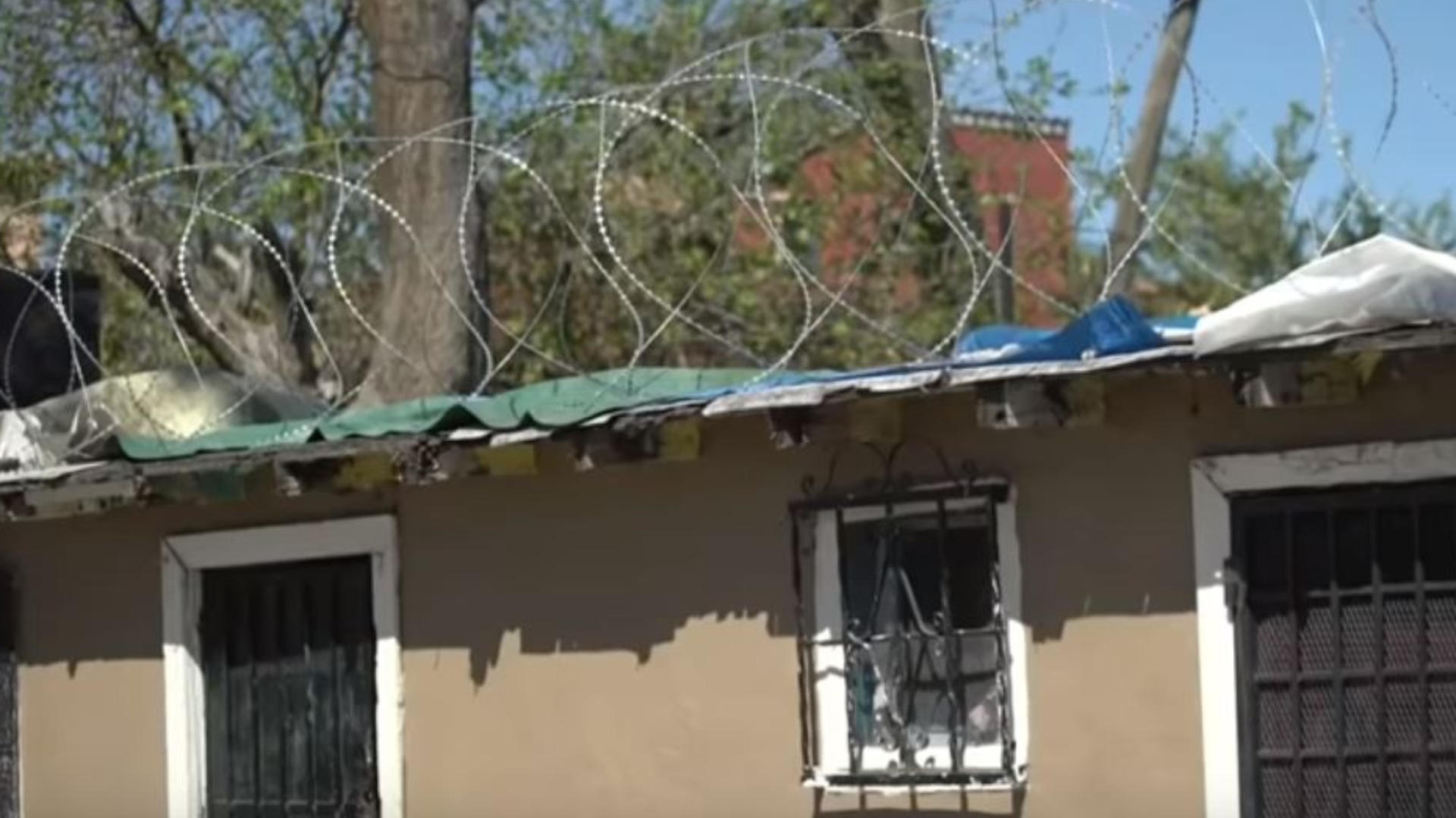 Los pobladores lo colocan en sus casas para protegerse de la inseguridad (Foto: Captura de pantalla/Imagen televisión)
