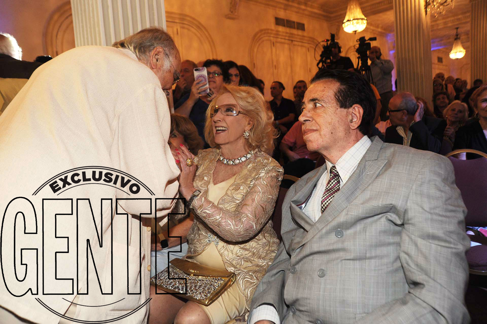 Pepe Novoa saluda a Mirtha, sentada junto a su amigo Héctor Vidal Rivas. Foto: Enrique García Medina/GENTE