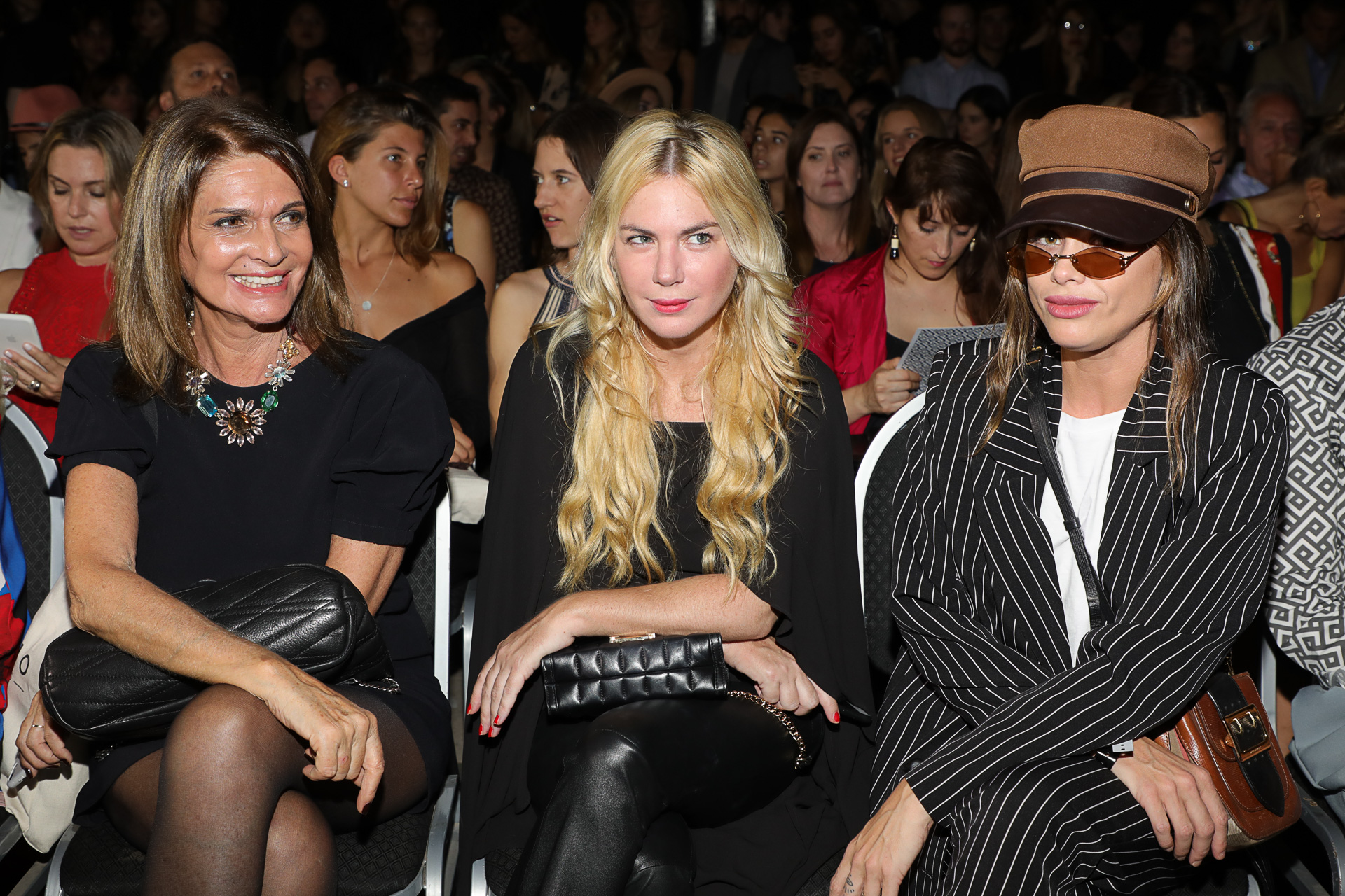 Teresa Calandra, Esmeralda Mitre y Vitto Saravia atentas al desfile