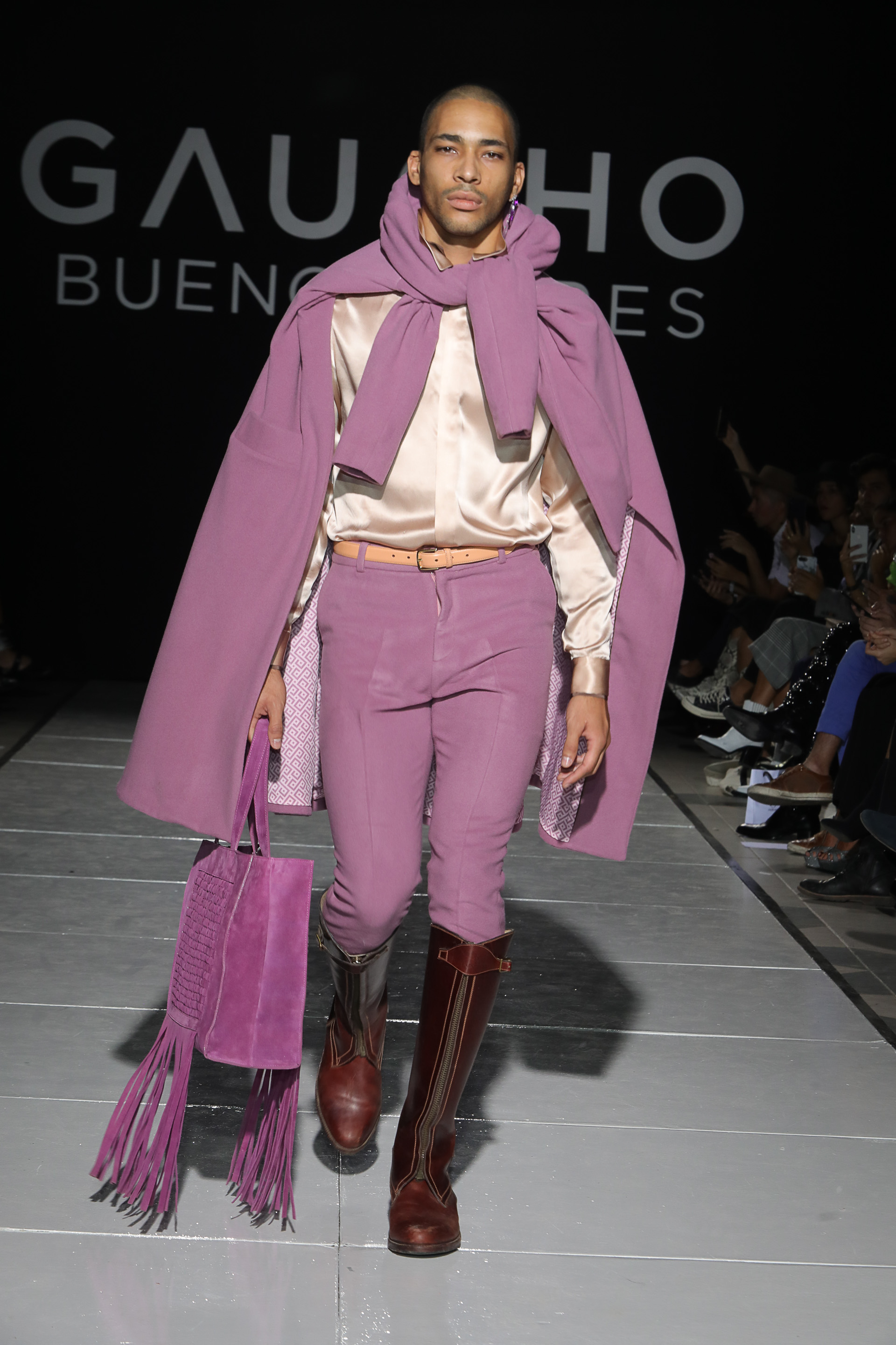 El abrigo adquiere forma de poncho y se tiñe del color de la temporada 2019