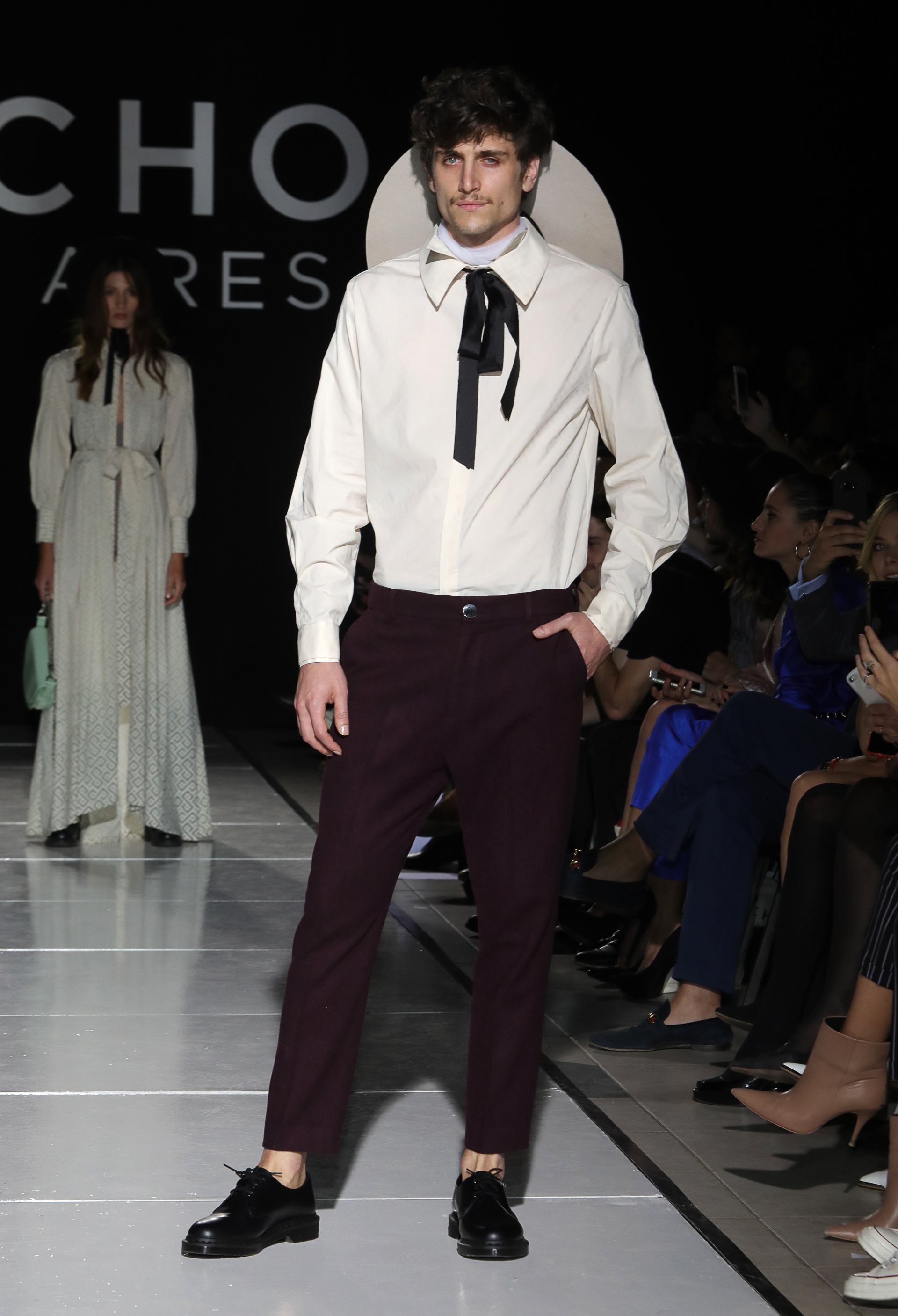 La línea masculina, tampoco perdió la impronta sastrera, los mejores pantalones esmoquin. Las camisas con detalles con moños y lazos y pantalones de colores
