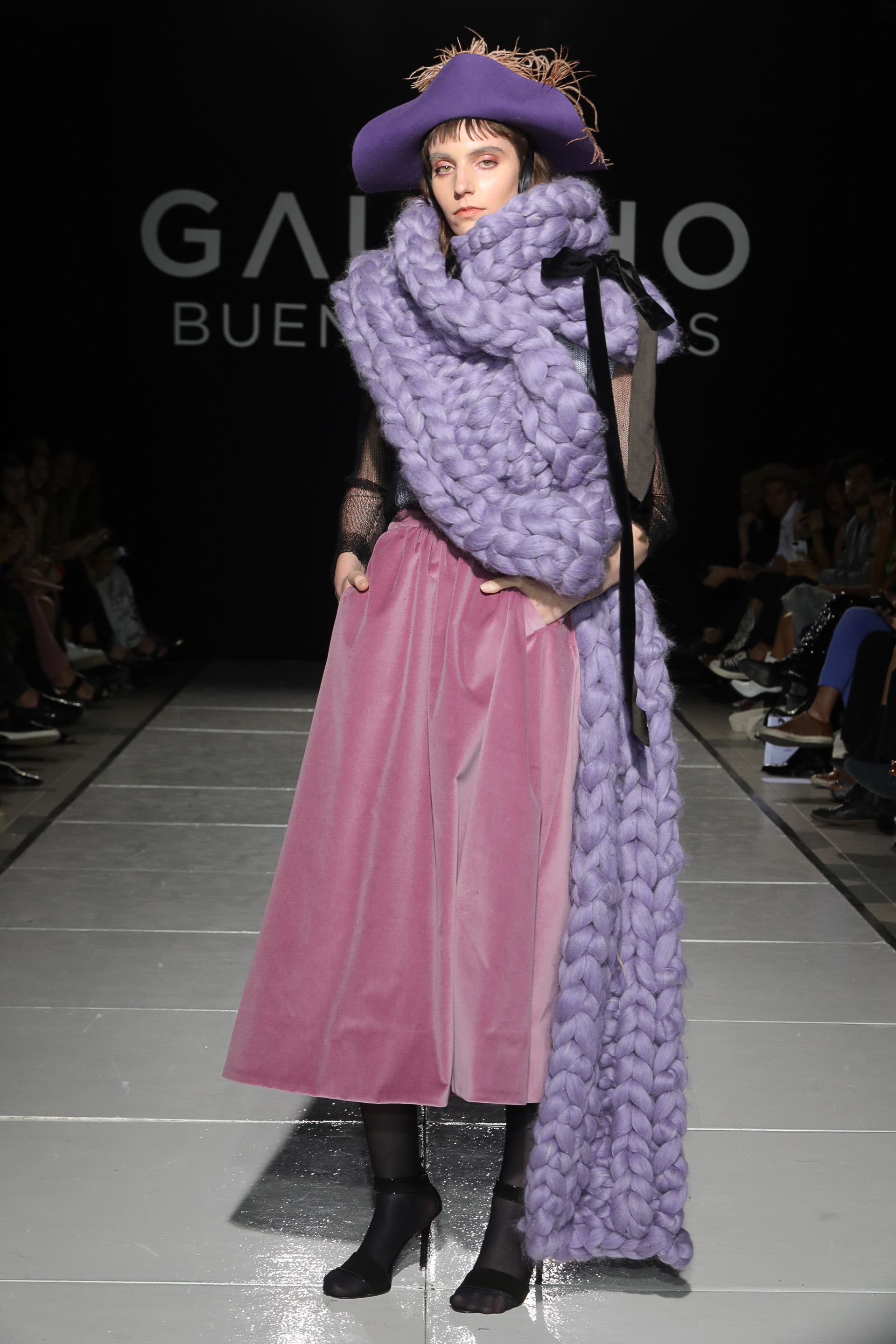 Crisis, así se llama la última colección de invierno de la firma Gaucho. CRISIS alude a un tiempo específico y un concepto social fuertemente arraigado hoy en nuestra cultura, que se caracteriza por el empoderamiento correspondiente a la figura de la mujer y a la evolución natural de la apreciación de la igualdad que se extiende a la diversidad racial, religiosa, la orientación sexual y la identidad de las personas. En toda CRISIS nace la oportunidad.