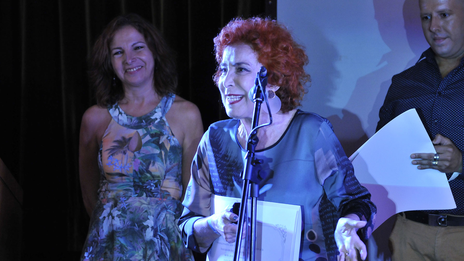 Mirta Busnelli pronunció algunas palabras tras recibir su diploma