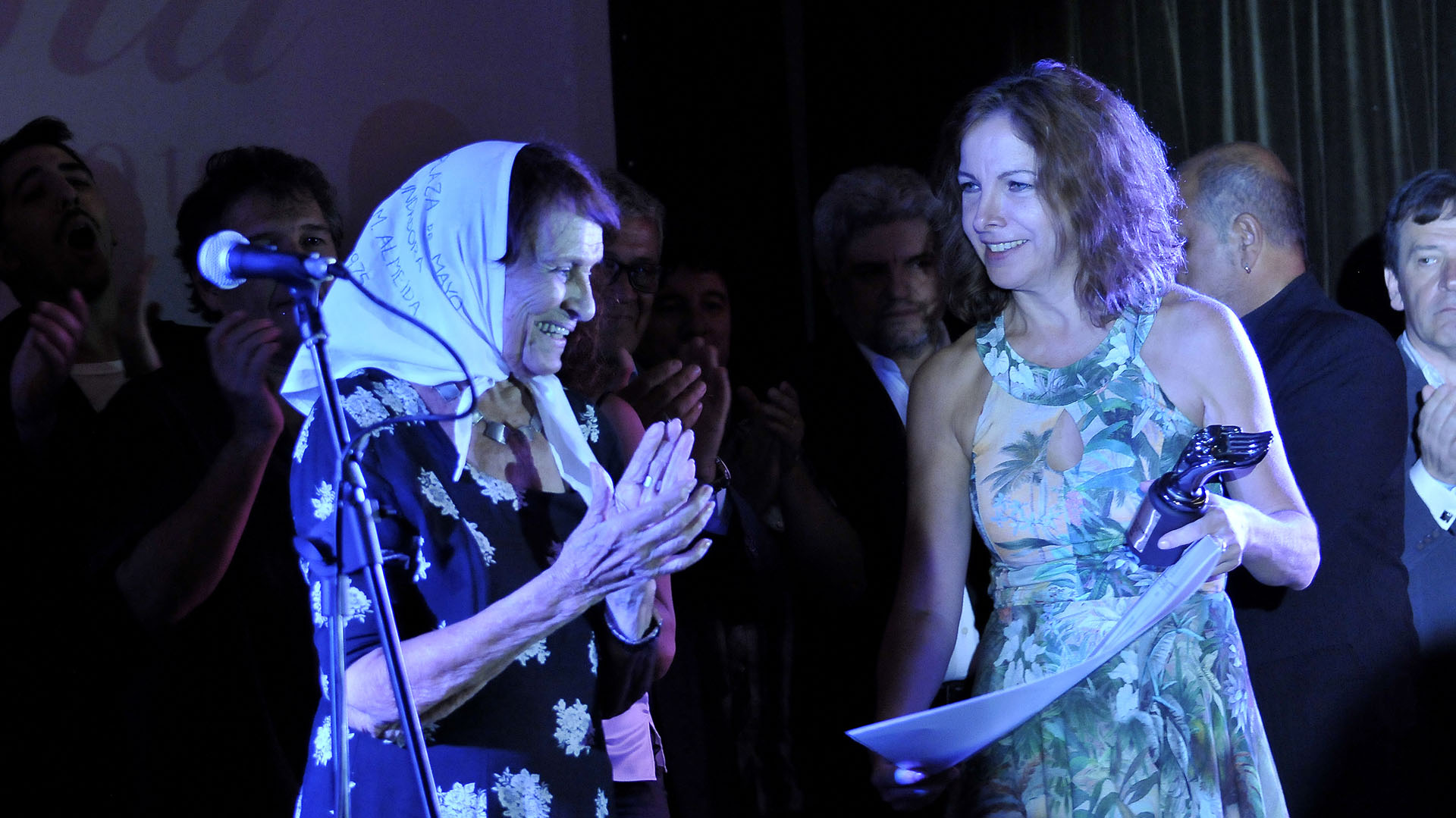 Taty Almeida, presidenta de Abuelas de Plaza de Mayo, recibiendo su reconocimiento de manos de Alejandra Darín, titular de Asociación Argentina de Actores