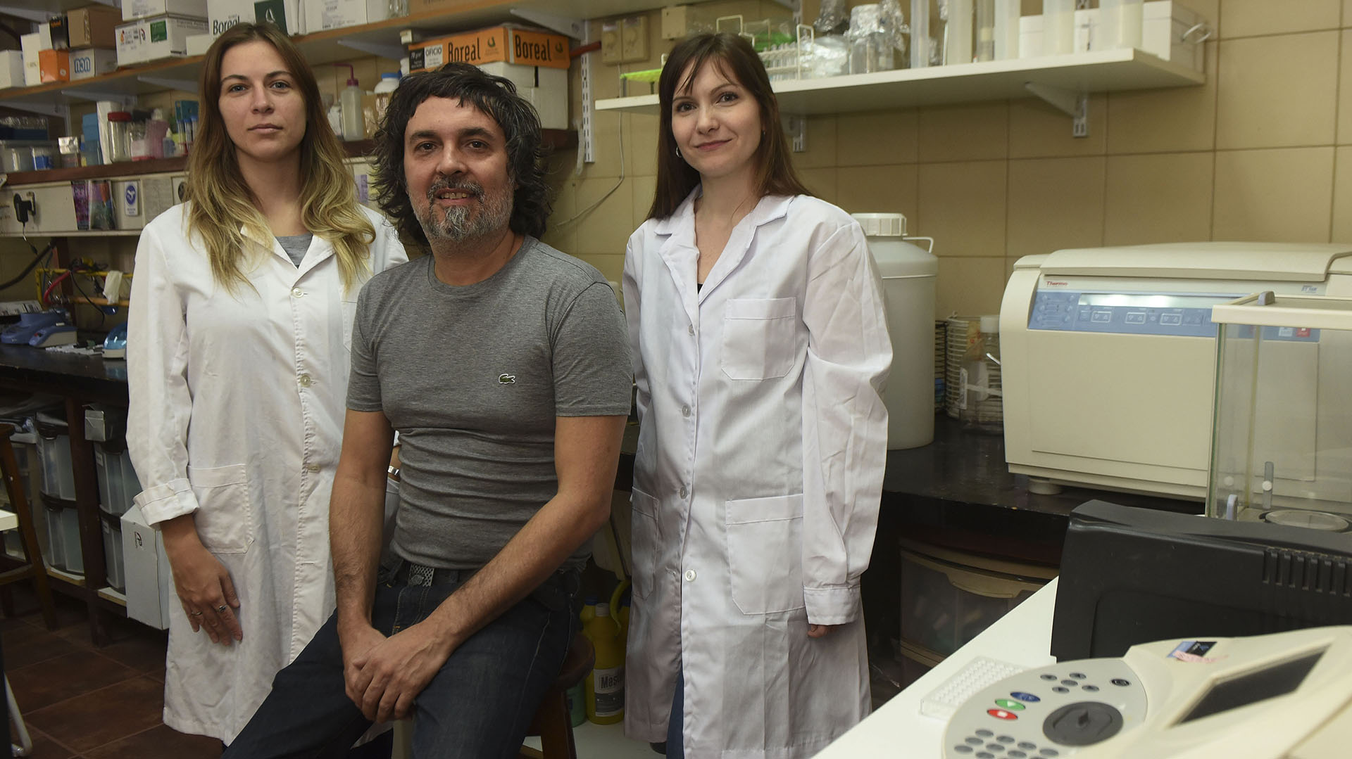 Cristian Favre y dos de las integrantes de su equipo: Anabela Ferretti y Florencia Hidalgo (Télam)