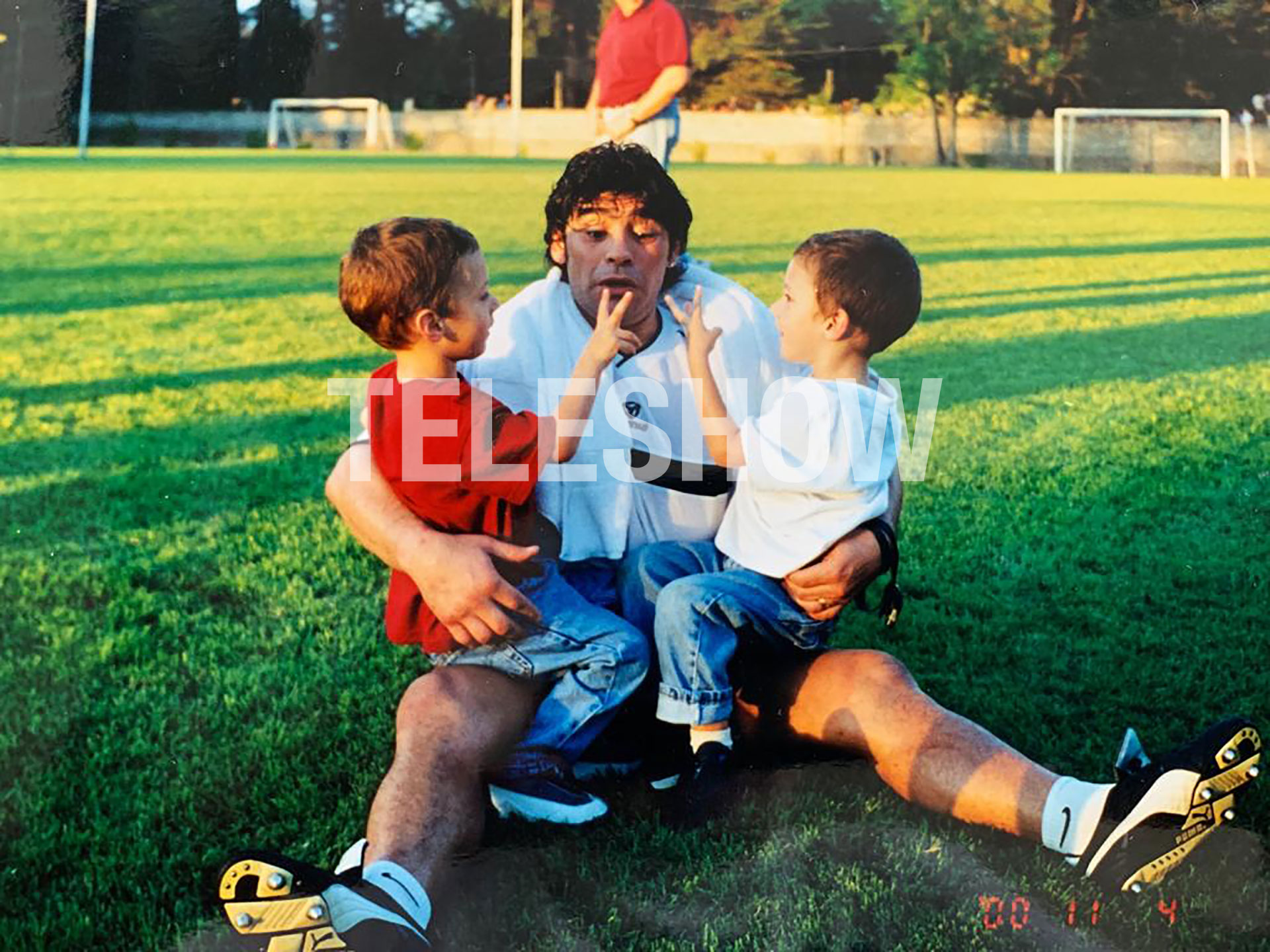 Al día siguiente de su cumpleaños número 40, Maradona celebró el de los gemelos de Leo Sucar, cumplieron tres años, en su quinta (Foto: en la pierna izquierda está sentado Joaquín y en la derecha, Mariano. Hoy, integran la banda Beruti junto a su hermano Marco)