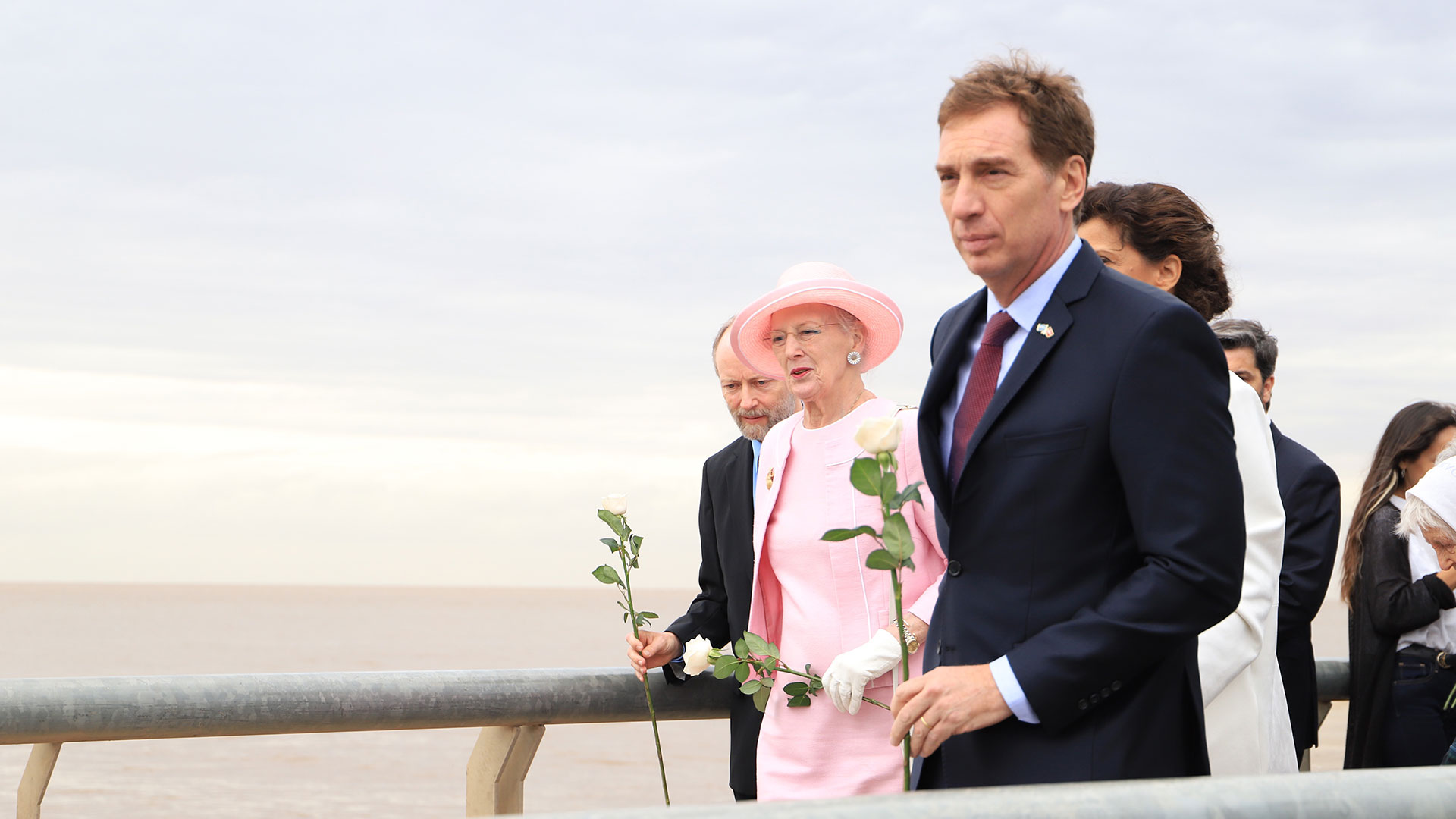 La Reina Margarita, junto al vicejefe de Gobierno porteño Diego Santilli, durante la visita al Monumento a las Víctimas del Terrorismo de Estado en el Parque de la Memoria