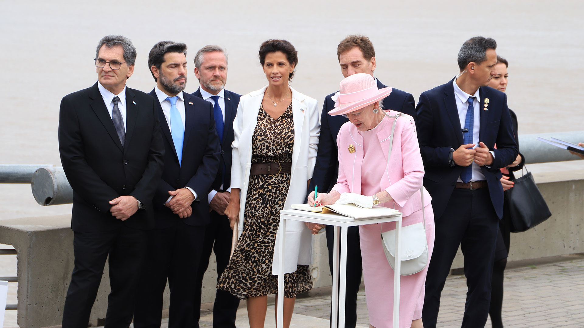 En el Monumento a las Víctimas del Terrorismo de Estado la monarca dejó su firma