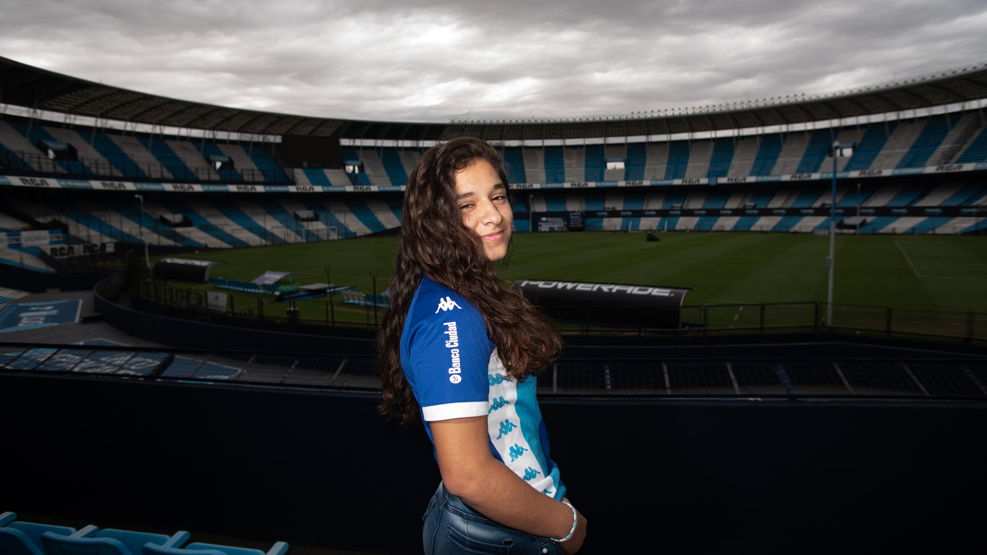 Nayla en el estadio de Racing, el equipo que ya sueña con ver campeón (Fotos:Colin Boyle)