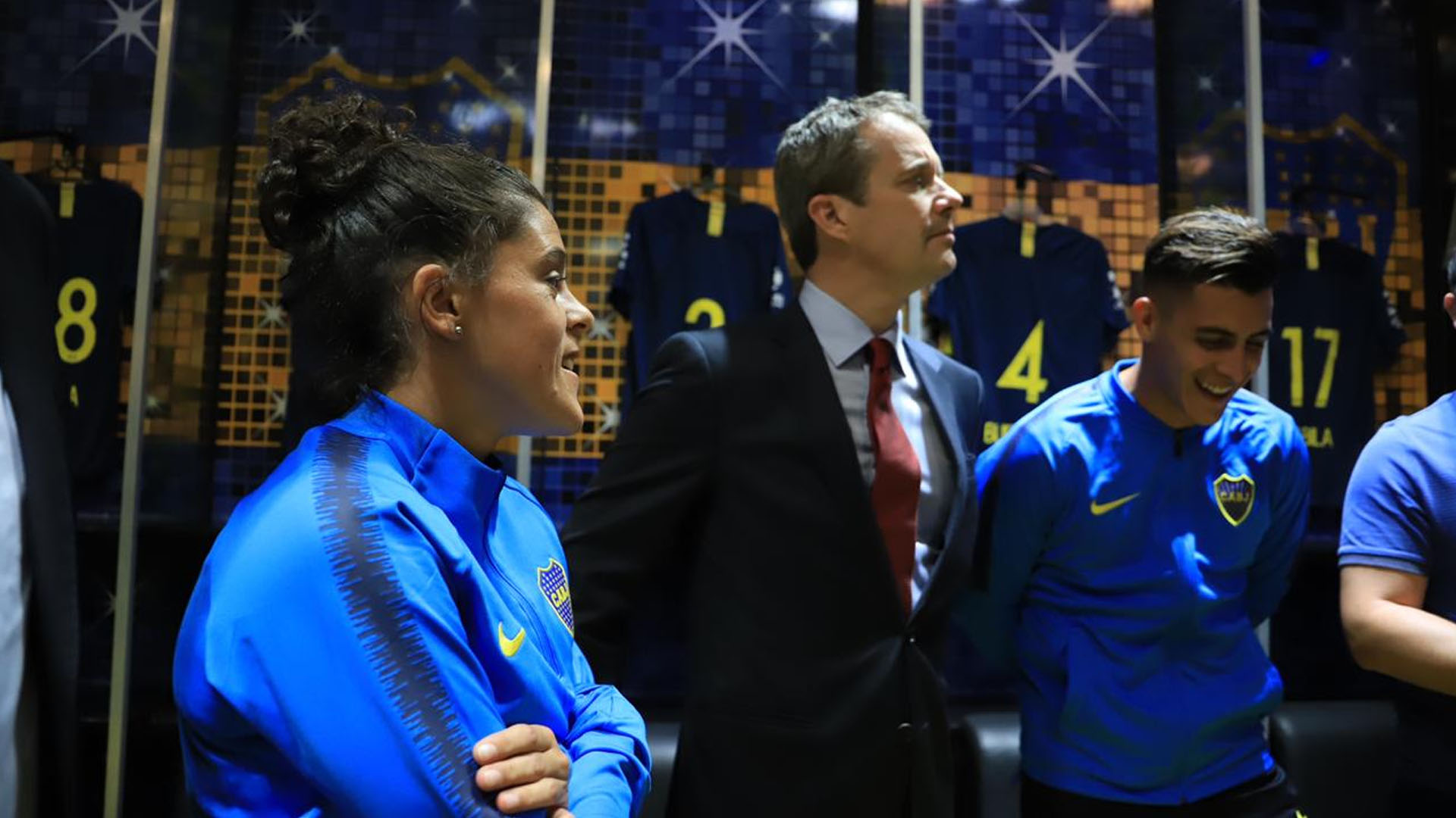 Otra postal en el vestuario, junto a Quiñones (quien tuvo un paso por el Barcelona de España) y Pavón