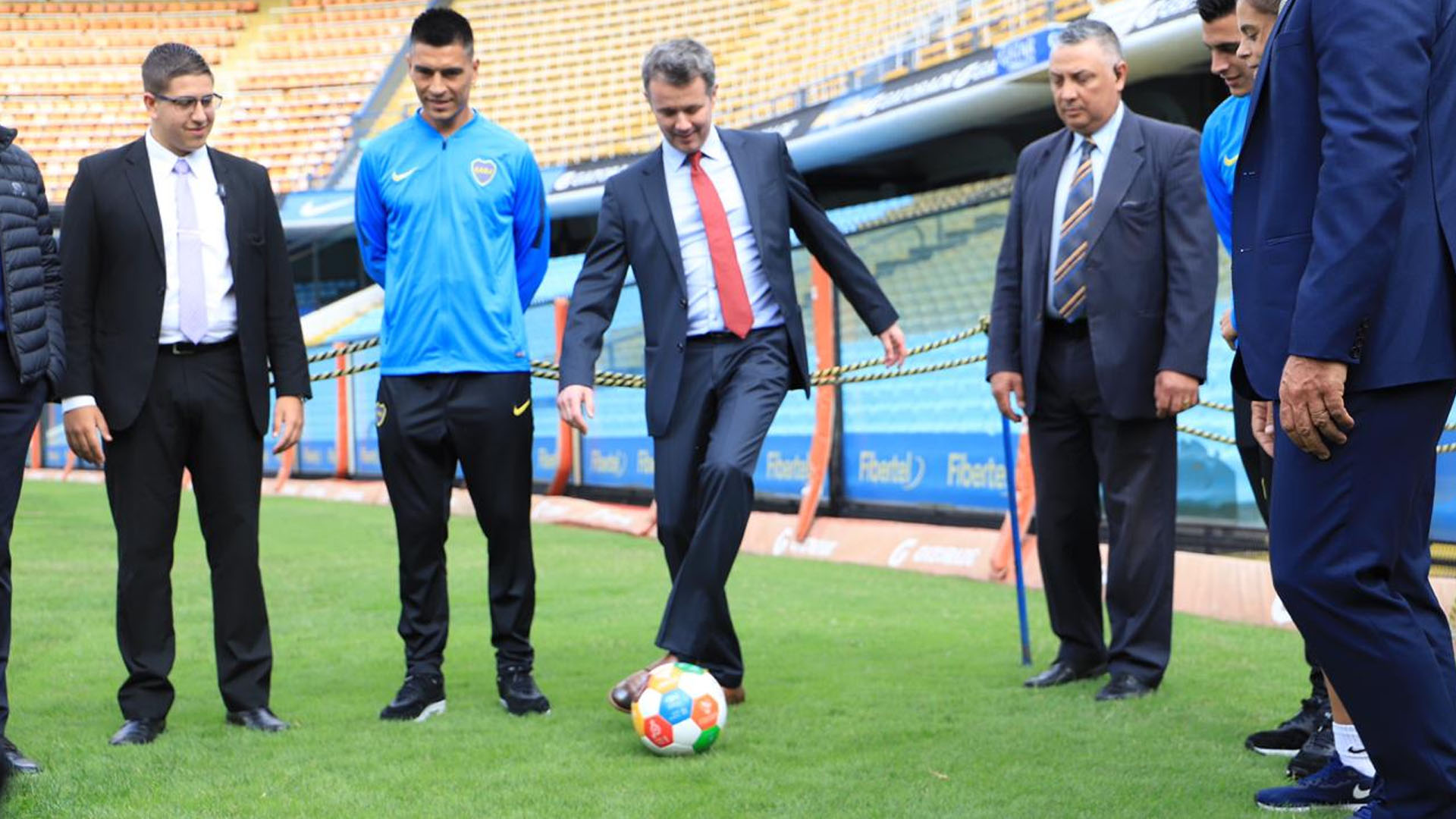 Frederik-en-la-cancha-de-Boca-13.jpg