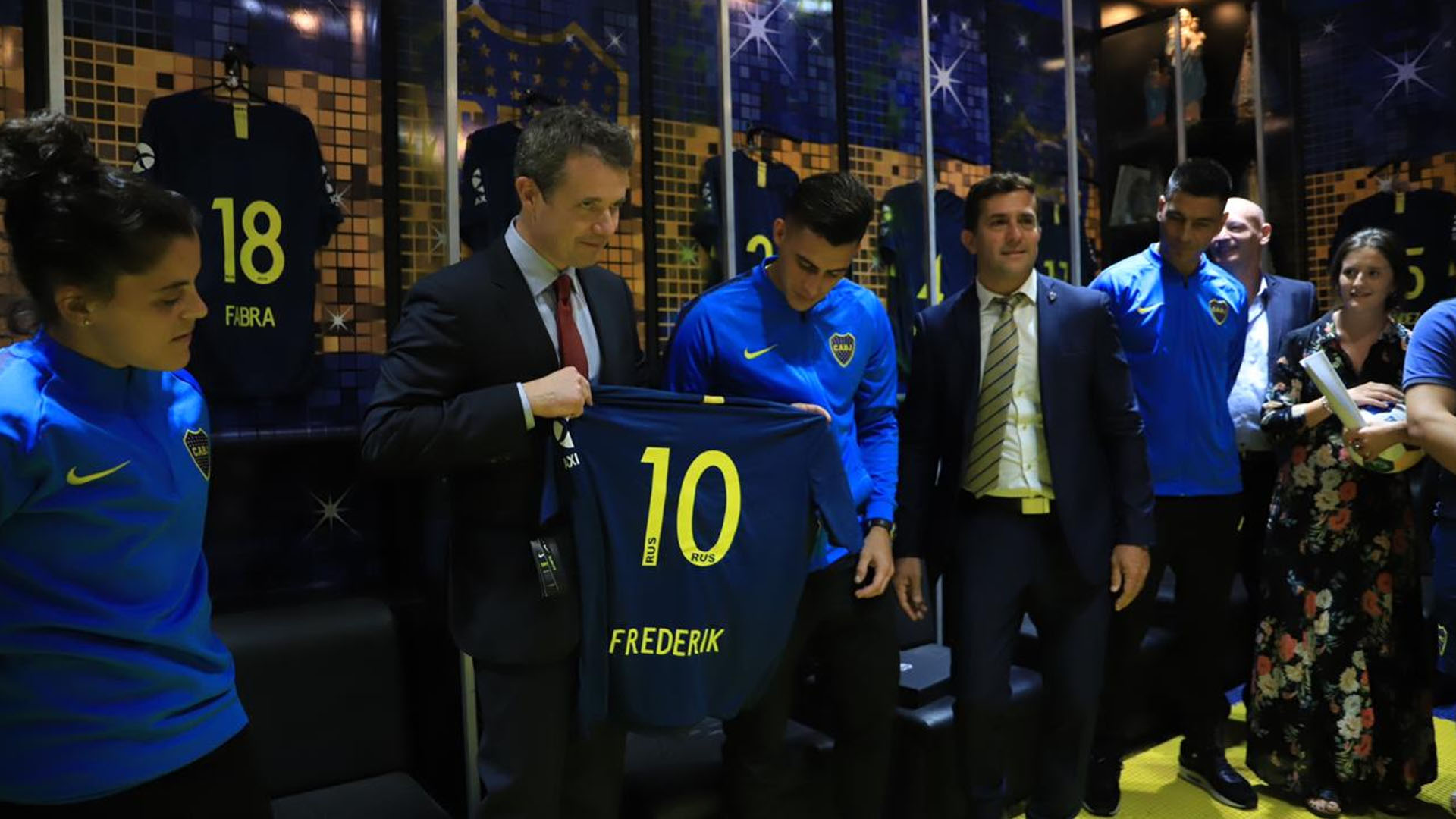 El príncipe, en el vestuario, mostrando su camiseta junto a Florencia Quiñones, N° 5 del representativo femenino, y Cristian Pavón