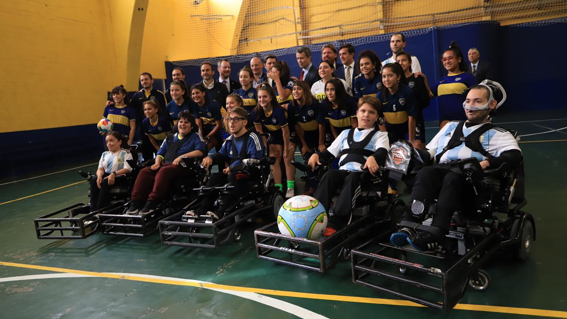 Federico tomó conocimiento del trabajo de Boca social y posó con jóvenes futbolistas y los chicos que participan del proyecto Powerchair fútbol