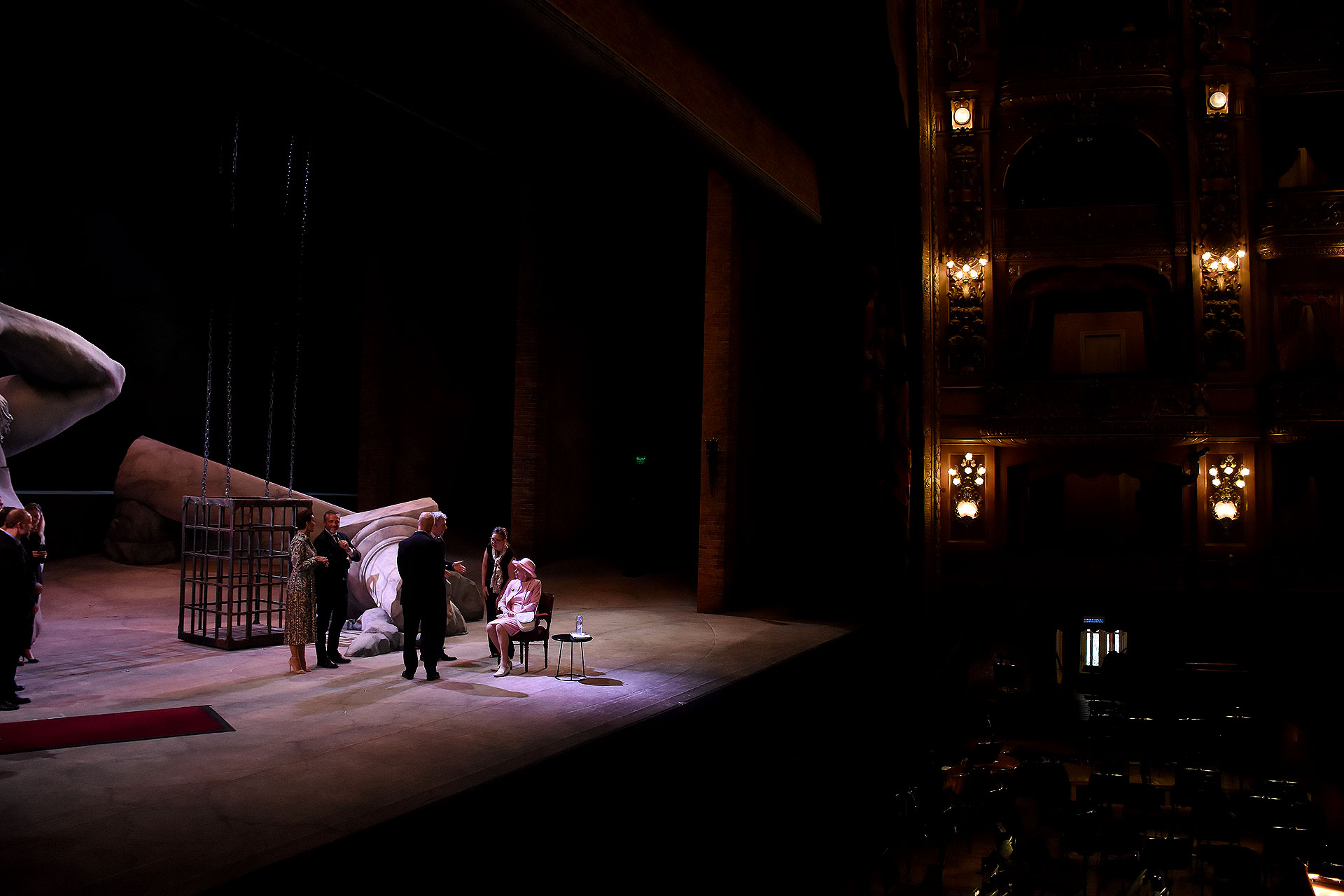 Sobre el escenario había parte de la escenografía de la ópera Rigoletto de Giuseppe Verdi