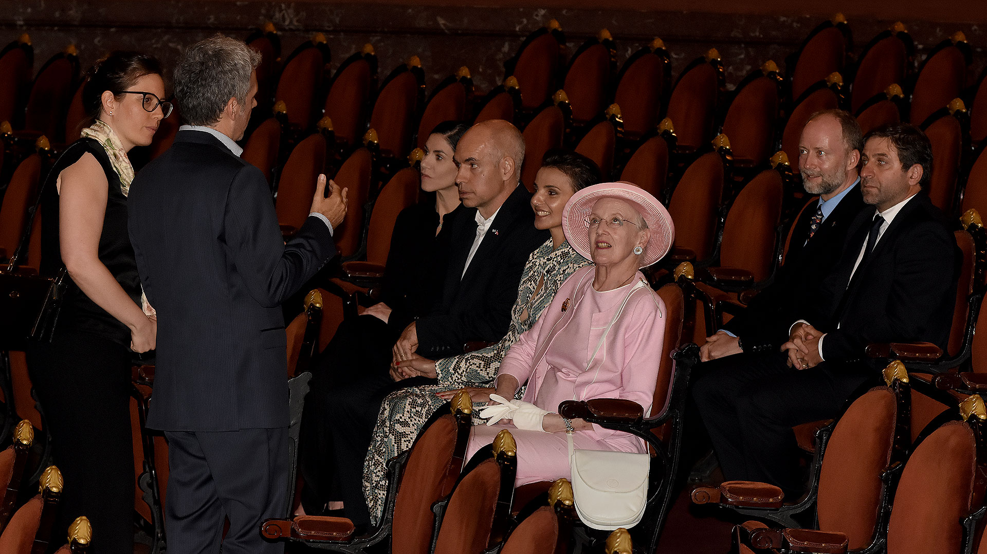 Desde las butacas de la fila 15 de la sala principal, la reina estuvo junto a Rodríguez Larreta y su esposa, además de Paloma Herrera, directora estable del ballet del Colon, y parte de la comitiva real