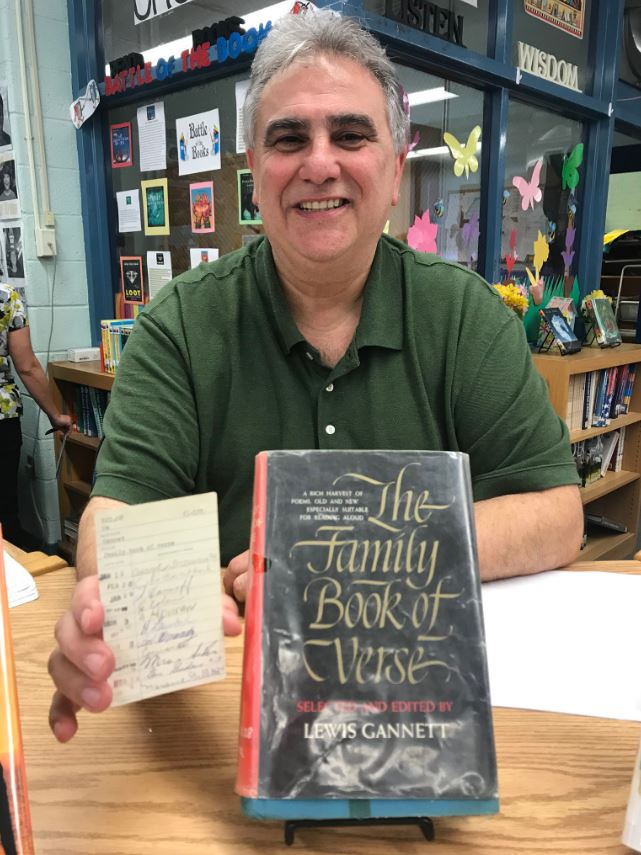 El subdirector de Memorial Middle School, Dominick Tarquinio, se sorprendió cuando este exalumno arribó a la biblioteca escolar para devolver el libro (Foto: Twitter)