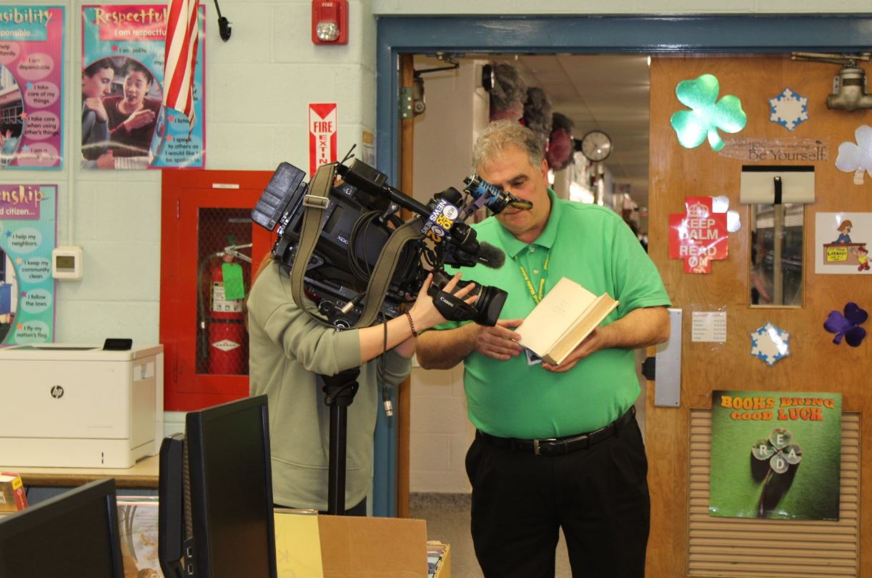 Susan Murray, bibliotecaria de la escuela relató al North Jersey Record, que el ejemplar era tan viejo que no tenía un código de barras (Foto: Twitter)