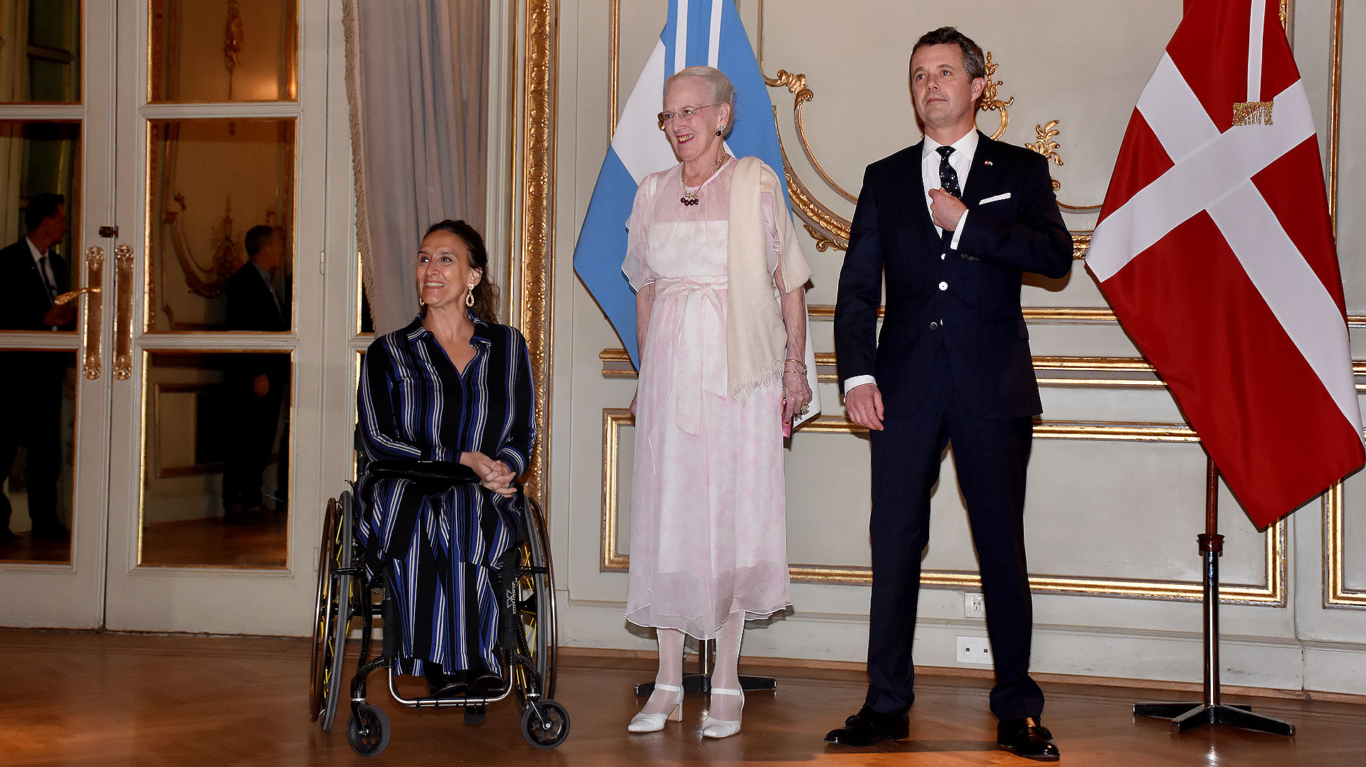 La fotos oficial de la monarquía danesa junto a la funcionaria argentina
