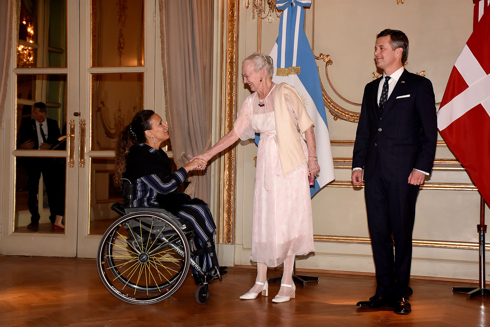El saludo protocolar a la vicepresidente Gabriela Michetti