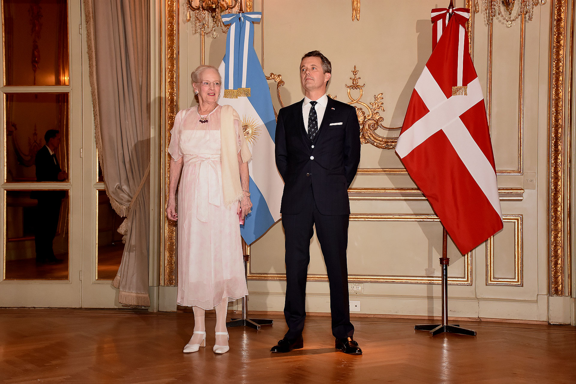 La reina Margarita II de Dinamarca junto a su hijo, el príncipe heredero Federico, en el majestuoso salón dorado del hotel Alvear ofreció una elegante recepción