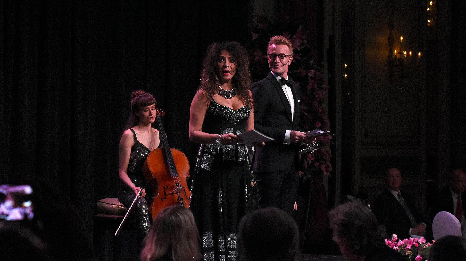 La artista Patricia Sosa junto a Nikolaj Hübbe -director artístico del Teatro Real de Dinamarca- fueron los encargados de presentar al grupo de música danesa Kottos, que agasajó a los invitados