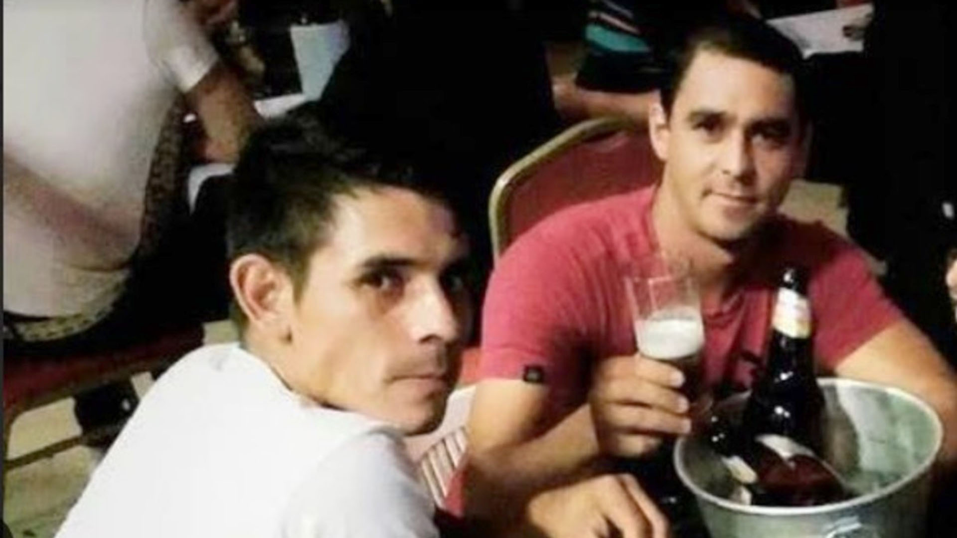 Pereira -de remera blanca- junto al hombre que lo asesinó (Facebook)
