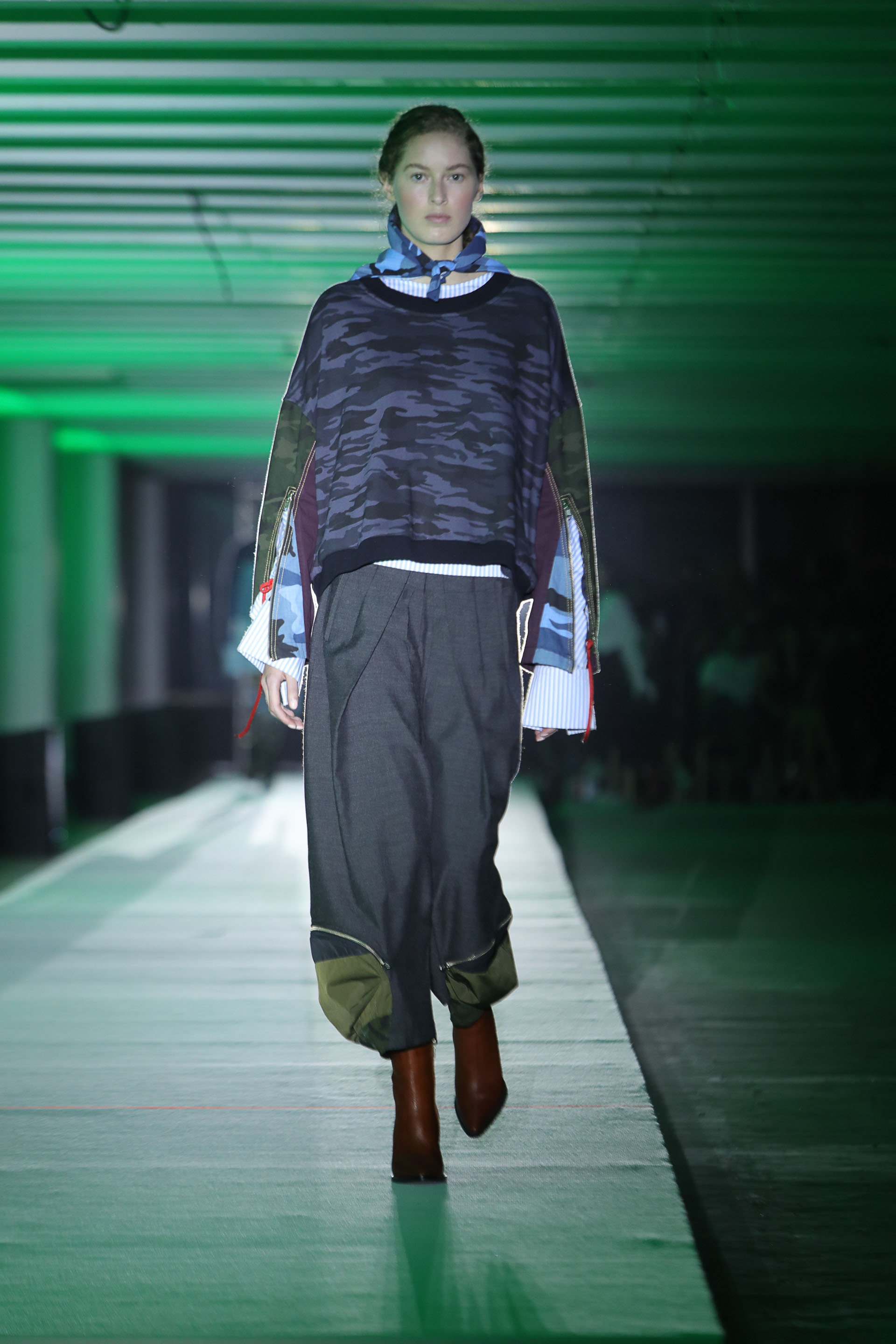 Buzos camuflados con mangas oversized con aberturas combinado con pantalones tiro bajo estilo babucha, un corte que no falta en las líneas de JT