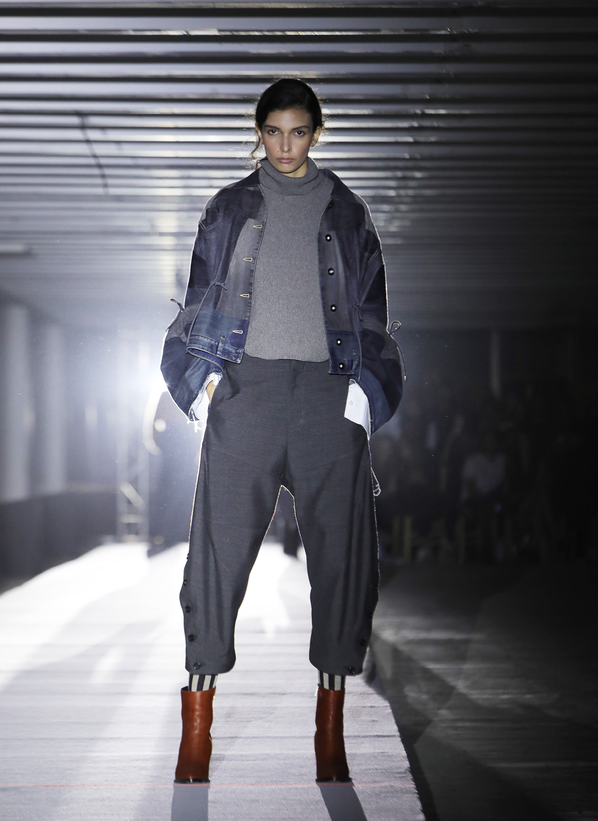 Para el alto invierno, la colección cuenta con poleras de cuello tortuga. Las clásicas camperas oversized patchwork de diferente colores de denim con babucha de jogging abotonada y calzas rayadas