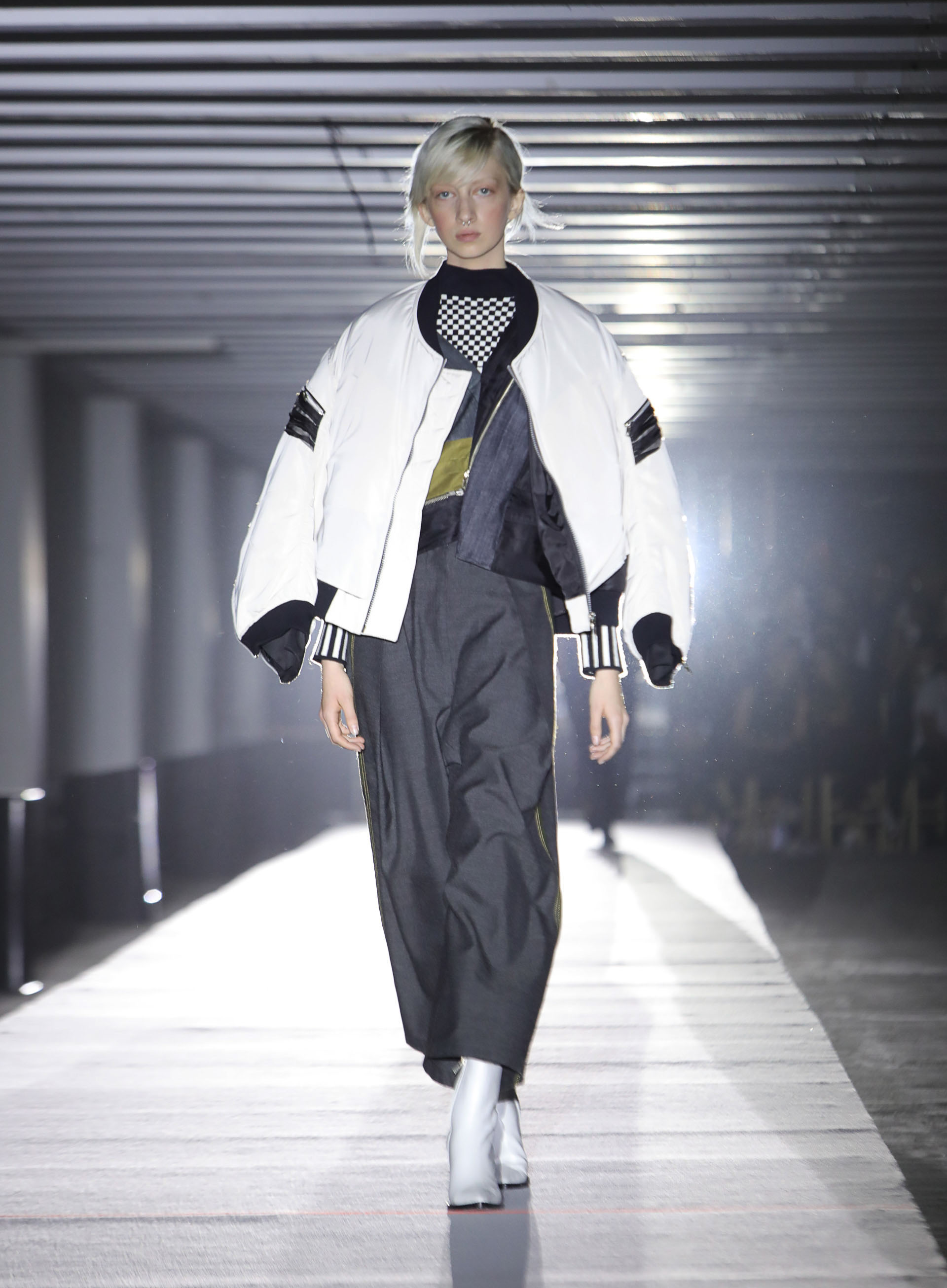 Las bombers vuelven para el invierno 2019. Una innovadora propuesta bicolor en blanco y negro con doble cierre y detalles de cueros. JT lo presentó con una monoprenda con patchwork de denim y polera cuadrillé
