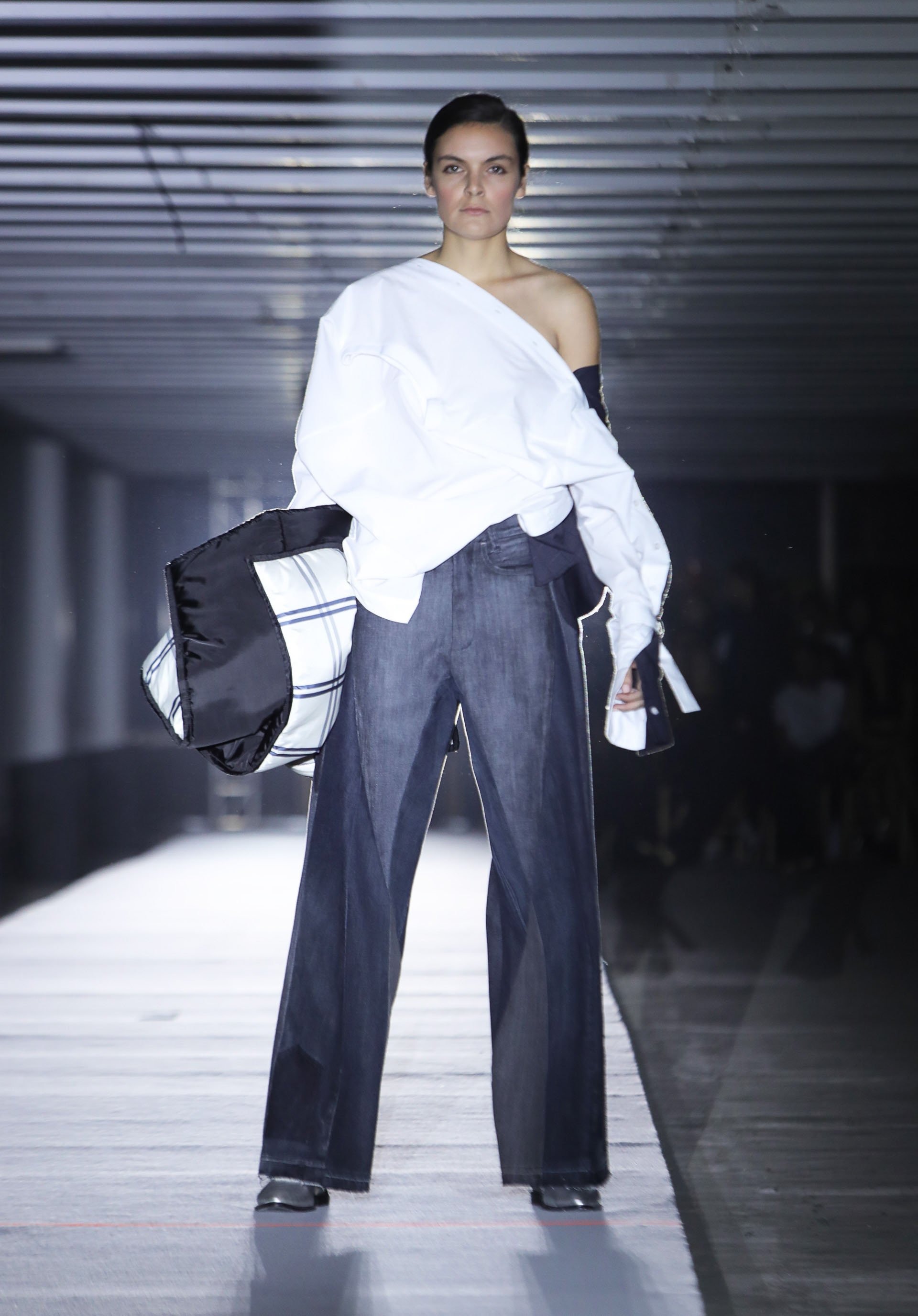 La línea denim nunca falta. Presentó un jeans tiro alto Oxford con diseño de diferente lavados. En la parte superior con una blusa de corte irregular