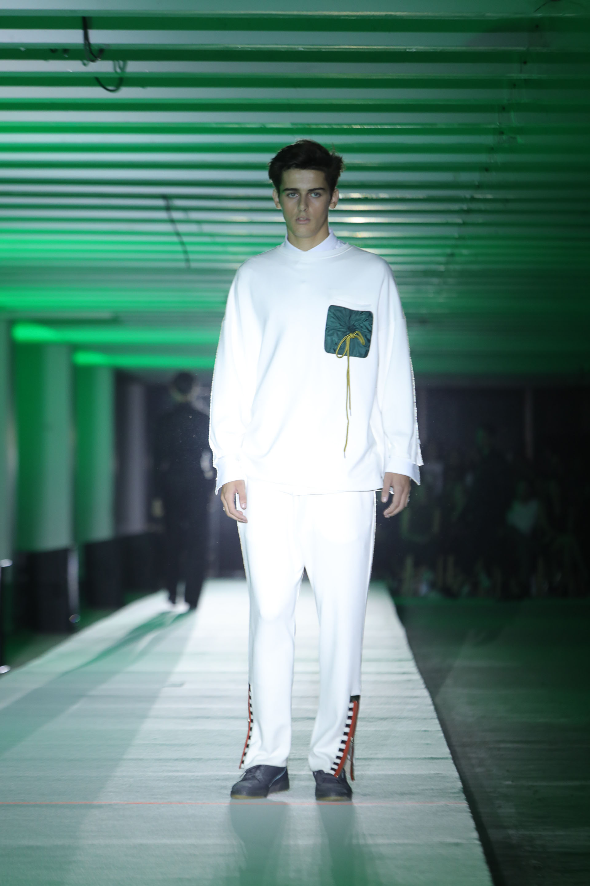 Total white para los hombres. Un conjunto de buzo con aplique y pantalón con detalle de cierre en la botamanga