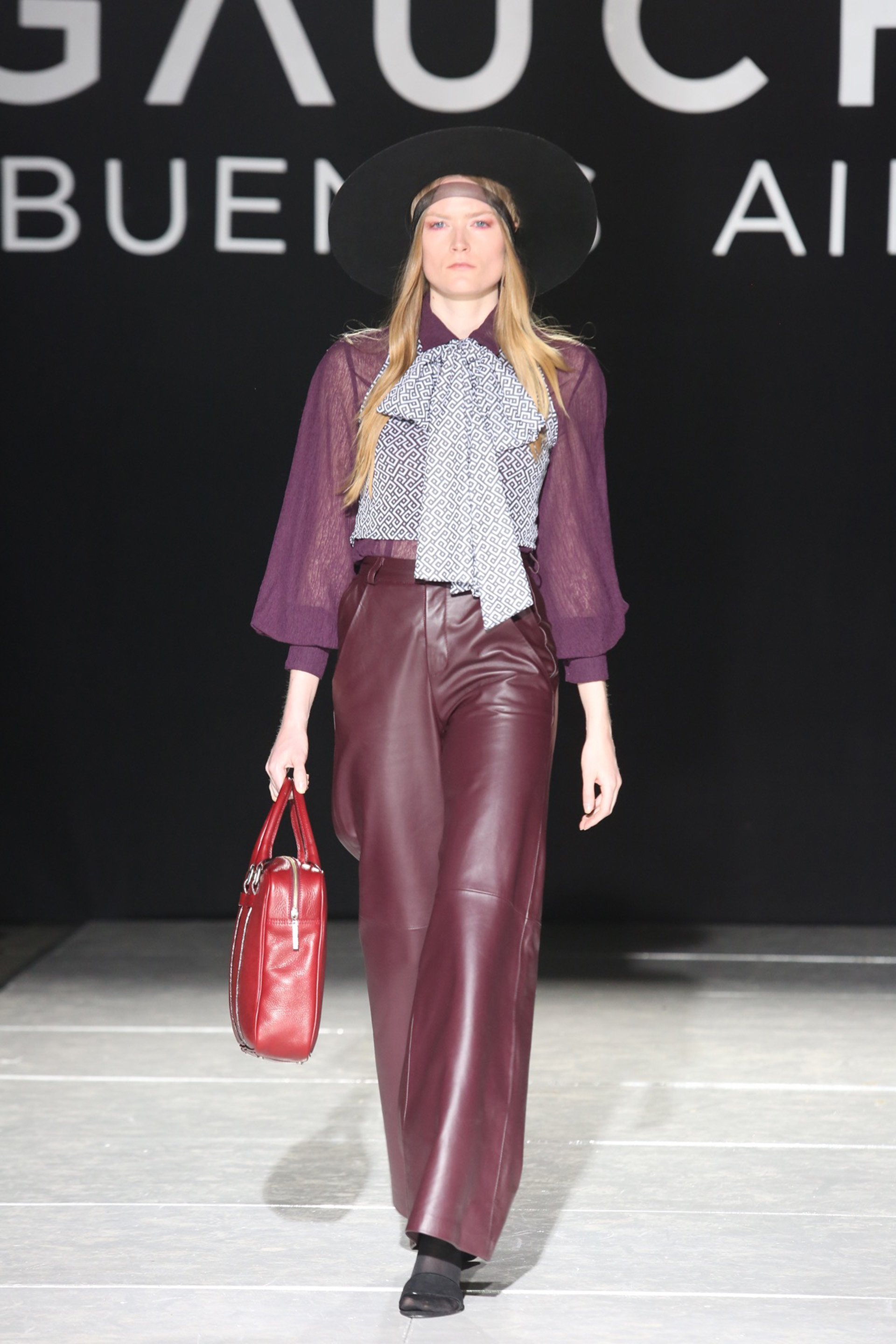 Pantalones anchos de cuero y blusas de gasa, una combinación que suma para este invierno.