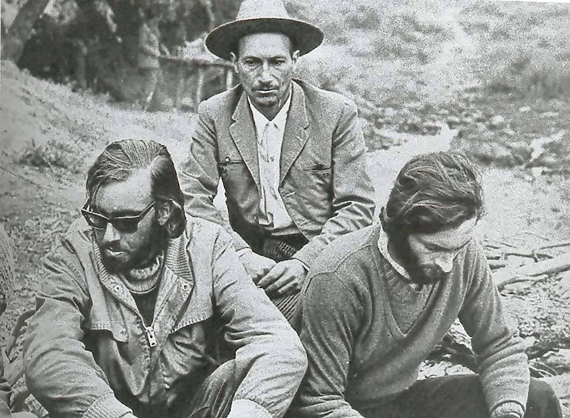 Fernando Parrado (izq.), el arriero chileno Catalán al que descubrieron al pie de la Cordillera y Canessa (der.). Los dos uruguayos habían caminado casi 60 kilómetros por las montañas