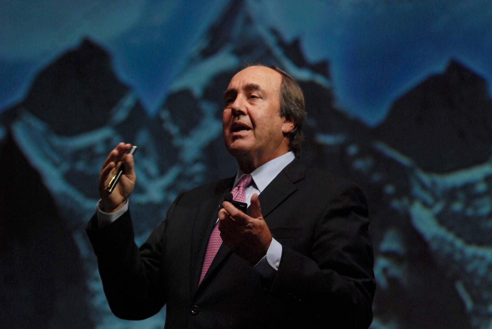 Parrado pasa 200 días al año viajando para dar conferencias de liderazgo.
