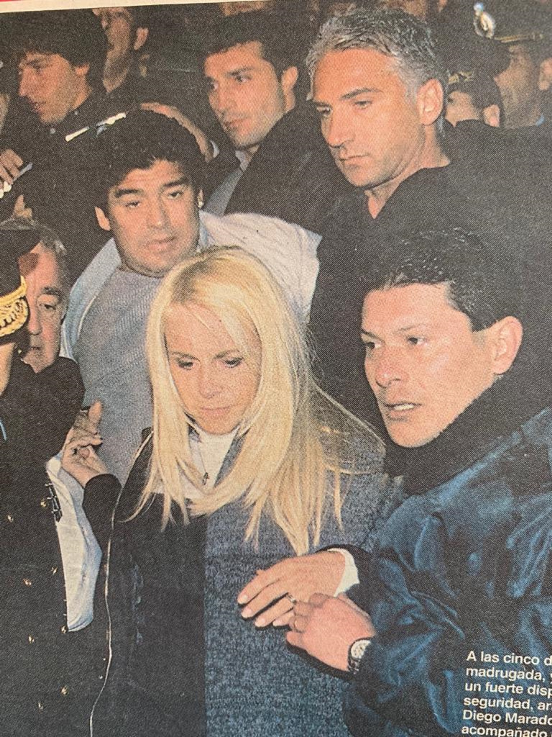 Diego, Claudia y Leo llegaron al velorio de Rodrigo en medio de un tumulto de personas que se acercaron a despedir al cantante popular (Revista Gente)