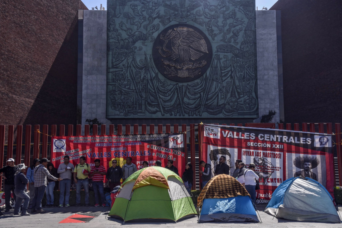 Maestros pertenecientes a la Sección 22 de la Coordinadora Nacional de Trabajadores de la Educación (CNTE) de Oaxaca, bloquearon los accesos principales al recinto de San Lázaro, como forma de protesta para exigirle al gobierno federal su inconformidad con los cambios a la Reforma Educativa (Foto: Cuartoscuro)