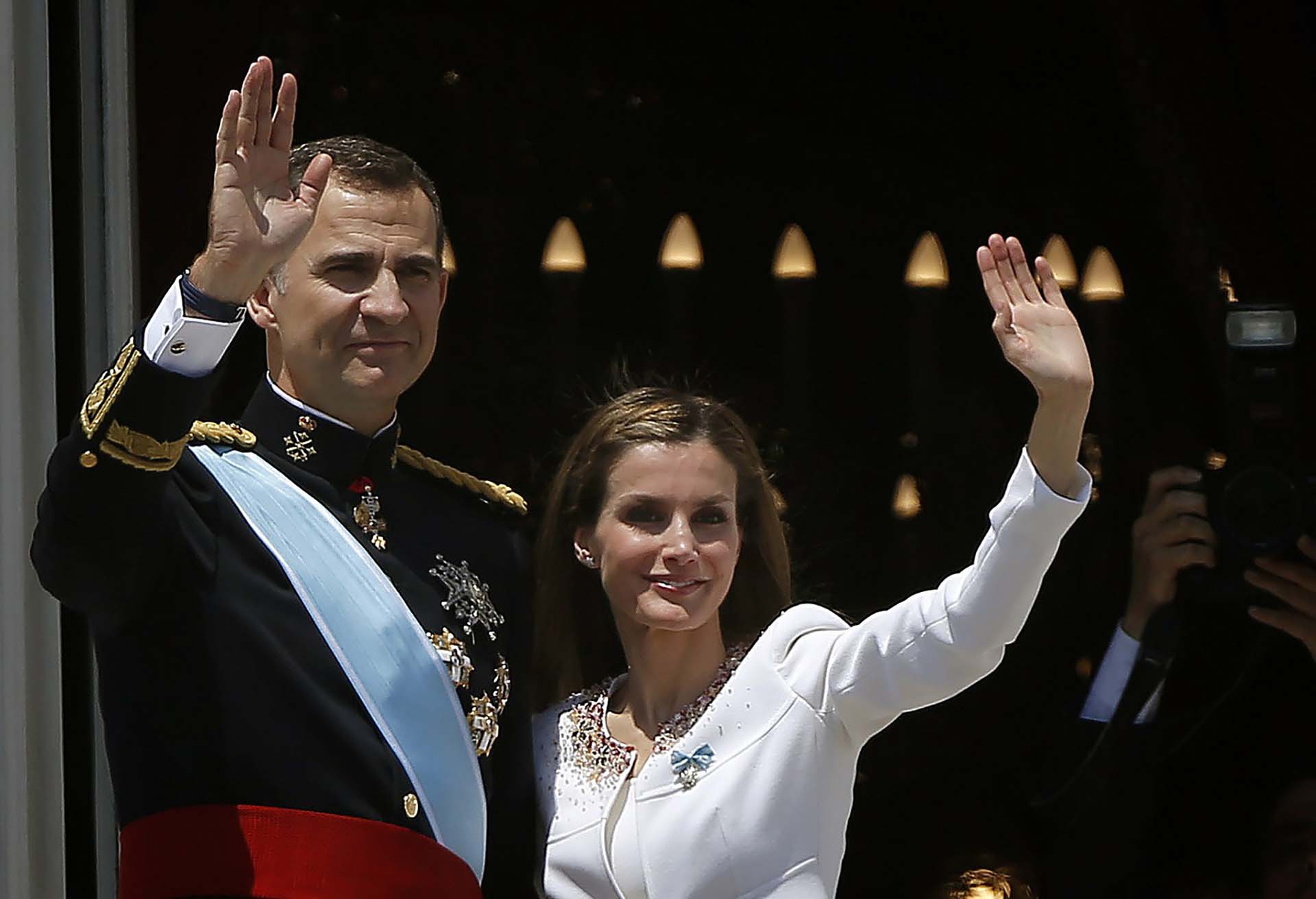 Desde el balcón del palacio el 19 de mayo de 2014, el día que Felipe IV asumió como el nuevo rey de España y Letizia como reina consorte.