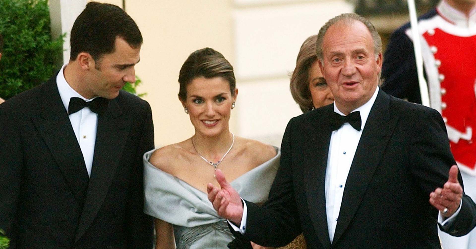 Los futuros novios eran tapa de todas las revistas y se volvieron el blanco de las críticas. Se supo que al principio los Reyes de España Juan Carlos y Sofía se opusieron al enlace. Sin embargo, Felipe insistió por su amor. En esta foto, durante una gala el día previo a la boda real.