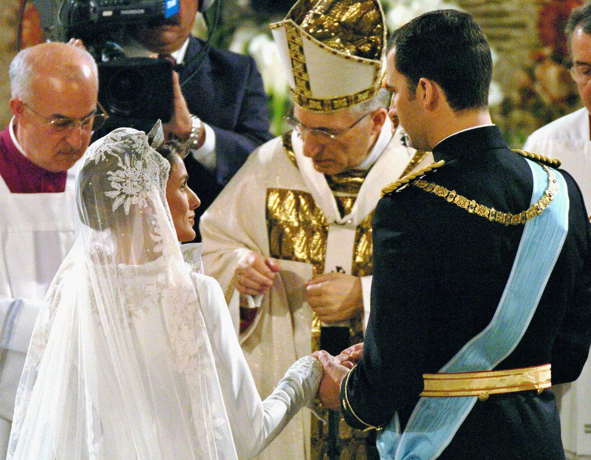 General view inside the Almudena Cathedral during the wedding of Spanish Crown Prince Felipe and Letizia Ortiz in Madrid, May 22, 2004. Felipe and former TV-anchor Ortiz wed in the first royal marriage [in Spain of a crown prince or a king in nearly a century.]