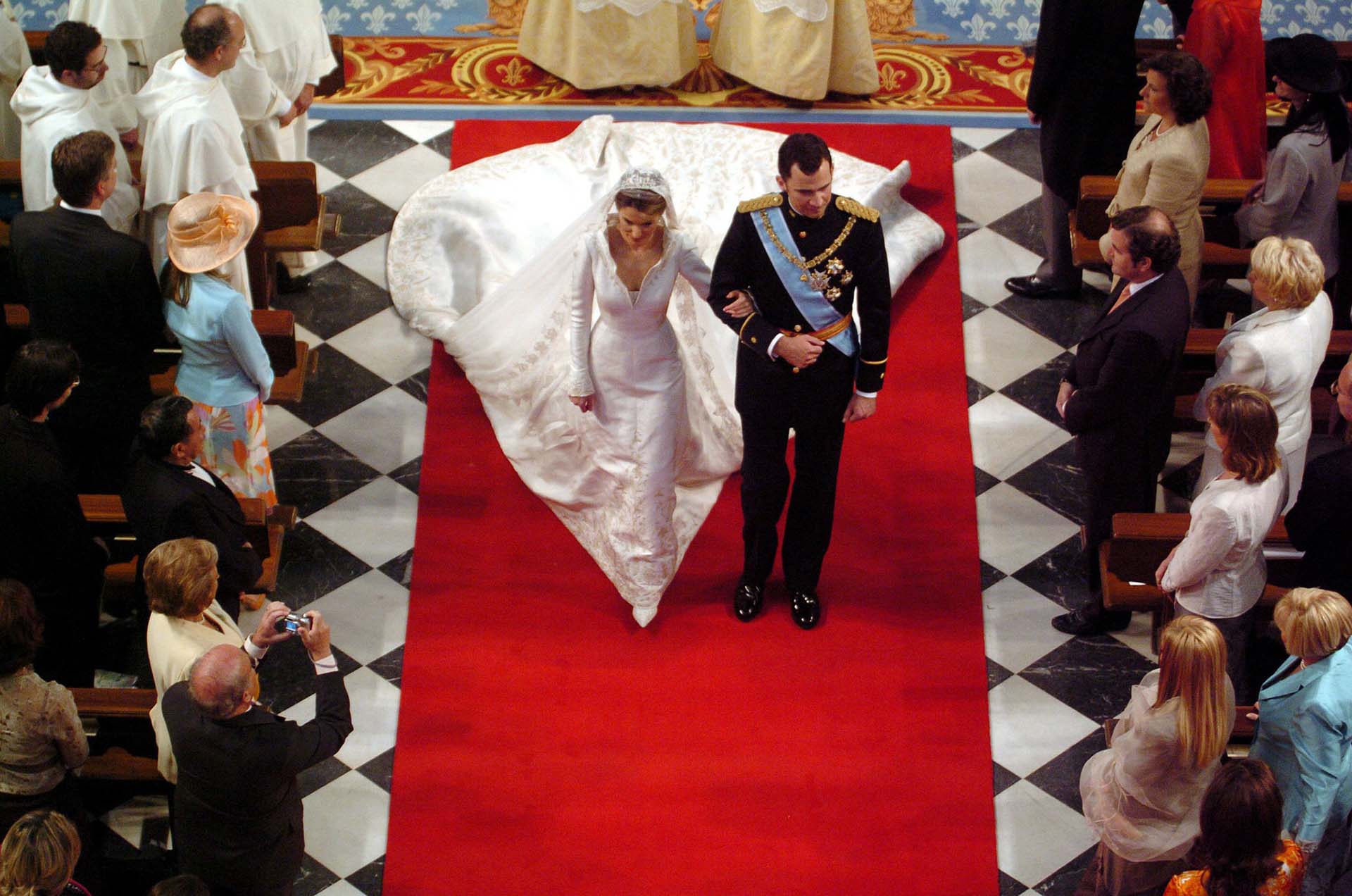 La princesa lució un espectacular diseño del creador español Manuel Pertegaz. La pieza en cuestión fue confeccionada en seda de organza con bordado en hilos de oro y plata con una cola de casi 5 metros. En la cabeza, la corona prusiana de diamantes y piedras preciosas.