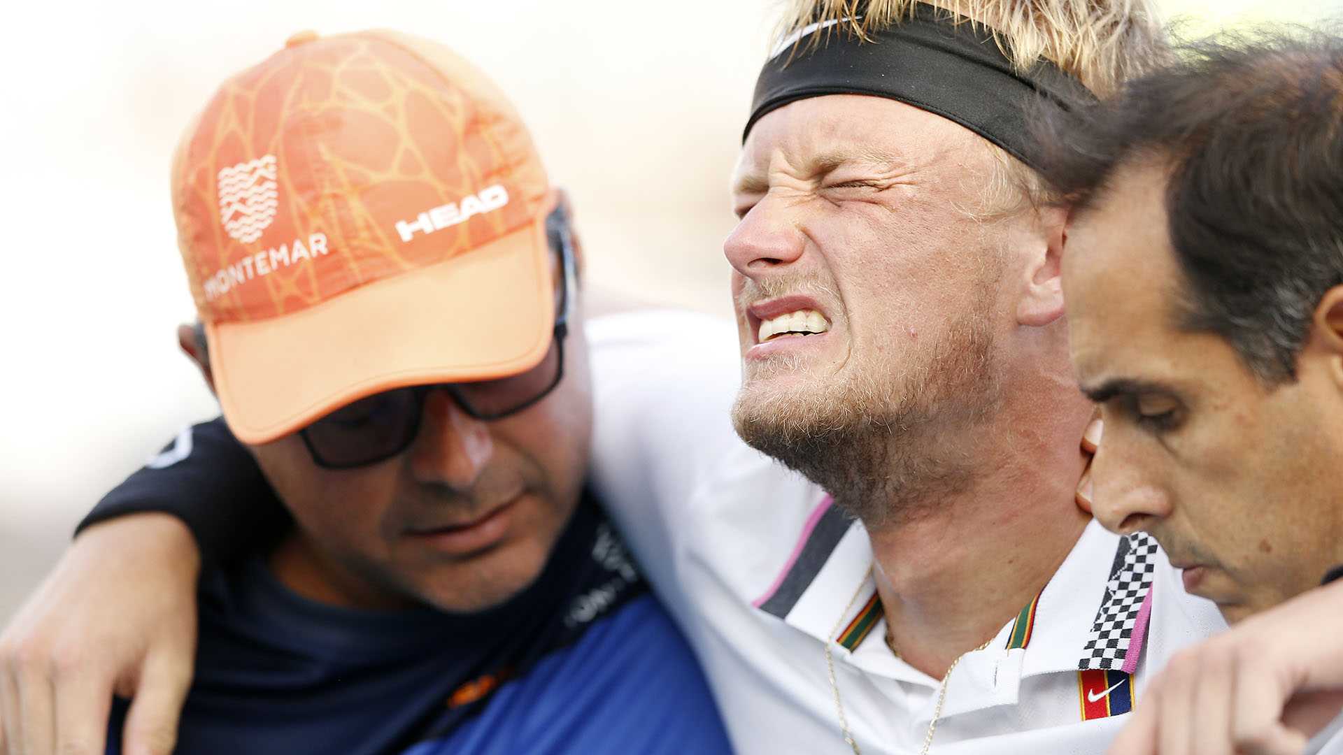 Nicola Kuhn abandonó la cancha entre lágrimas tras lesionarse en su partido ante Mischa Zverev en el Abierto de Miami (AFP)