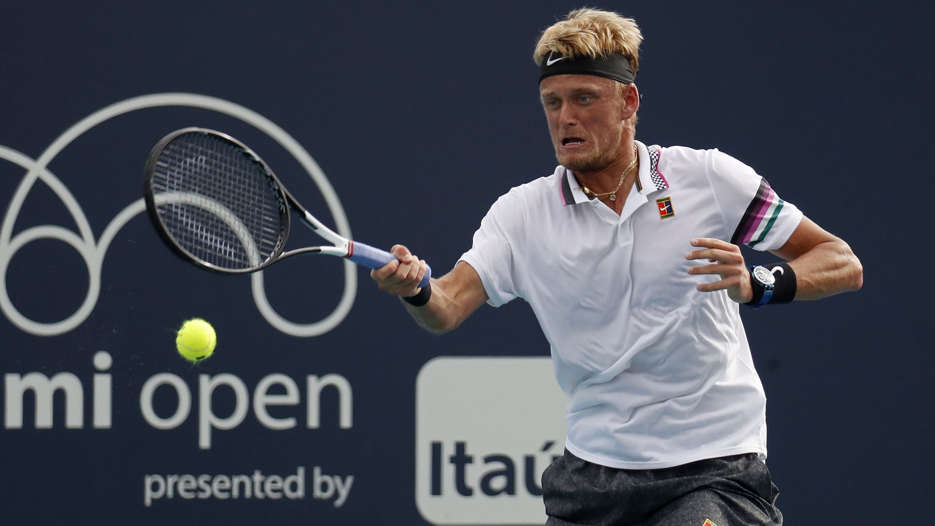 Nicola Kuhn ya mostraba gestos de dolor antes de colapsar por los calambres (USA TODAY Sports)