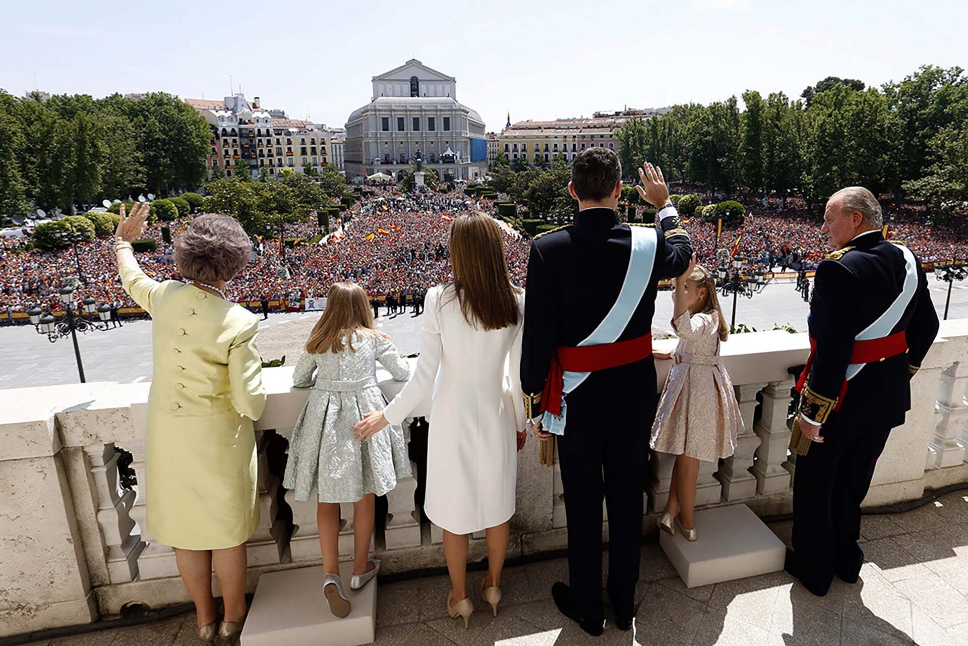 El nuevo rey Felipe VI, junto a su padre Juan Carlos, su madre la reina Sofía, su esposa y sus dos hijas, Leonor y Sofía, saludando a los españoles desde el balcón. La ceremonia fue otro gran acontecimiento para España.