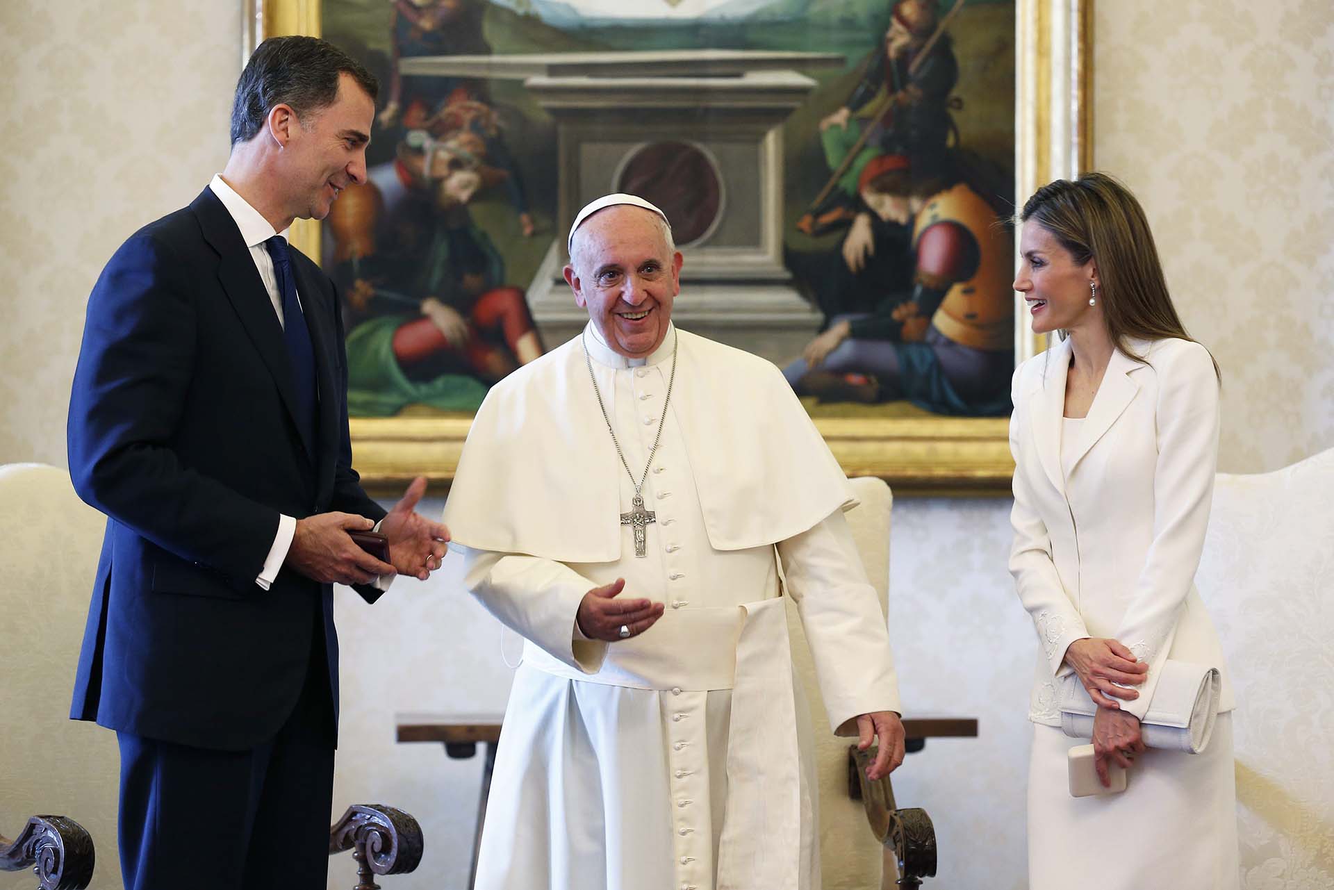 A partir de la coronación de Felipe IV las obligaciones protocolares se volvieron cada vez más frecuentes. La pareja viajó a diversos destinos en sus funciones de poder. Aquí con el Papa Francisco en el Vaticano, en 2014.