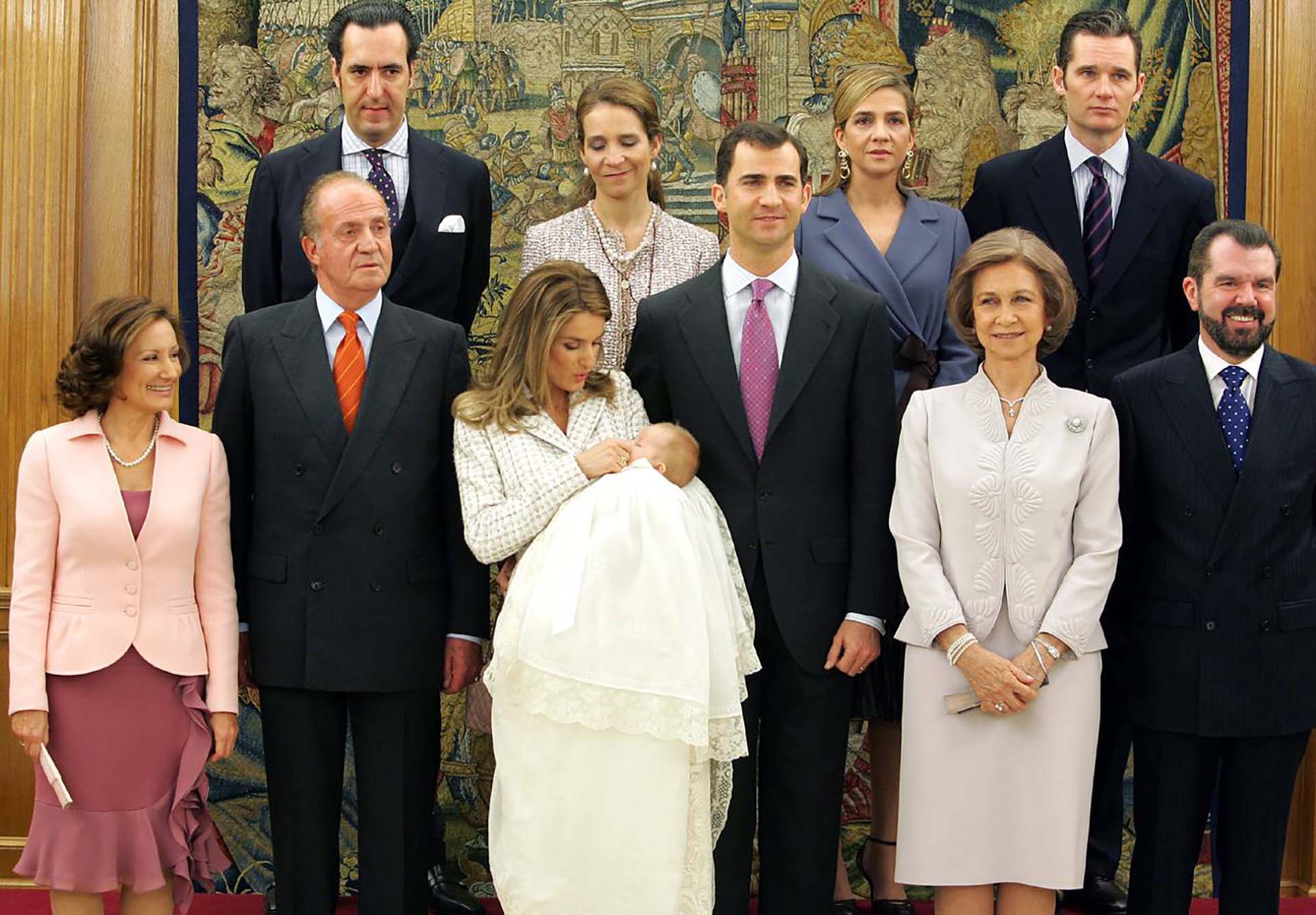 El bautismo de la princesa Sofía reunió a toda la familia, incluida la madre de Letizia, María de la Paloma Rocasolano Rodríguez, ubicada al lado de Juan Carlos.