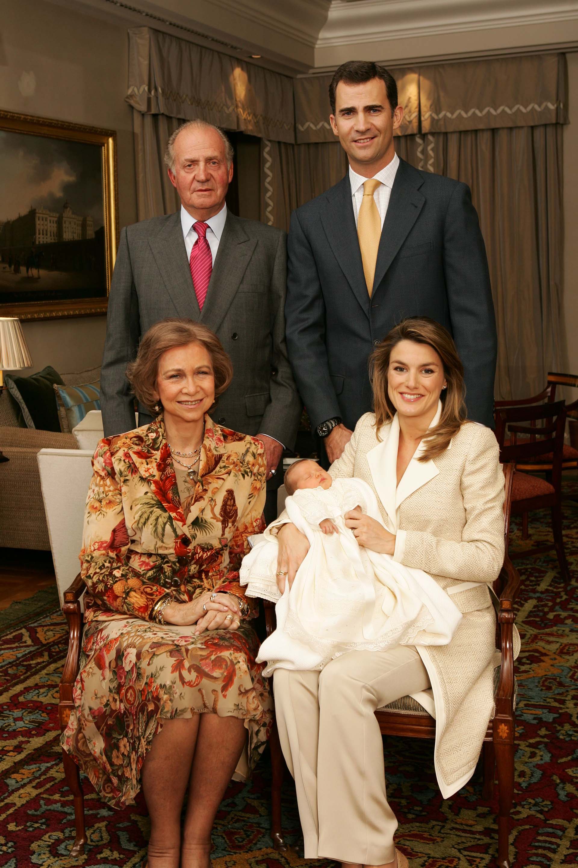 La foto oficial de la familia completa. El nacimiento de Leonor cambió la ley de sucesión de la corona española.