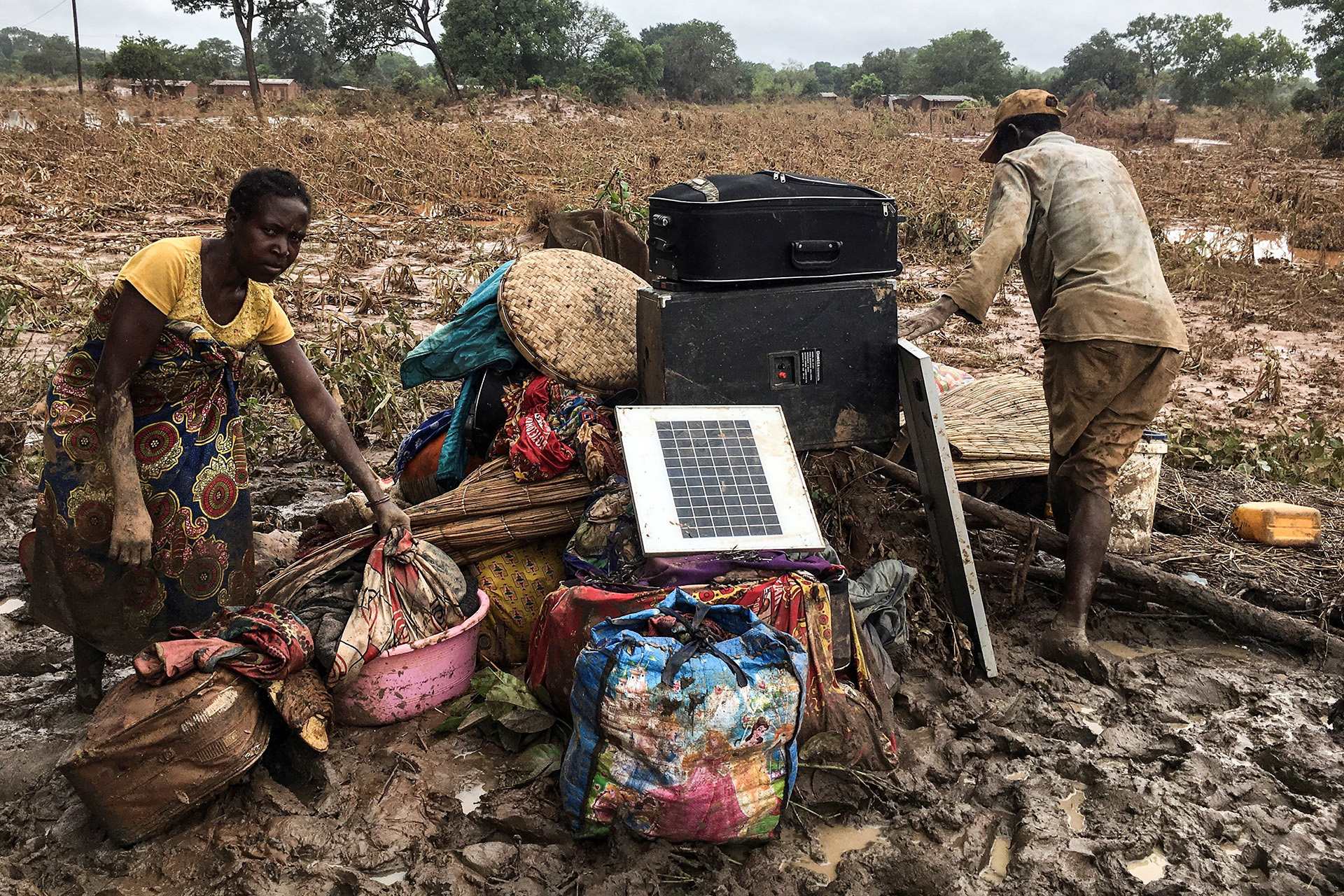 Varias personas amontonan sus pertenencias en un área inundada tras el ciclón Idai en Matarara (Mozambique), este miércoles. (EFE/ Andre Catueira)