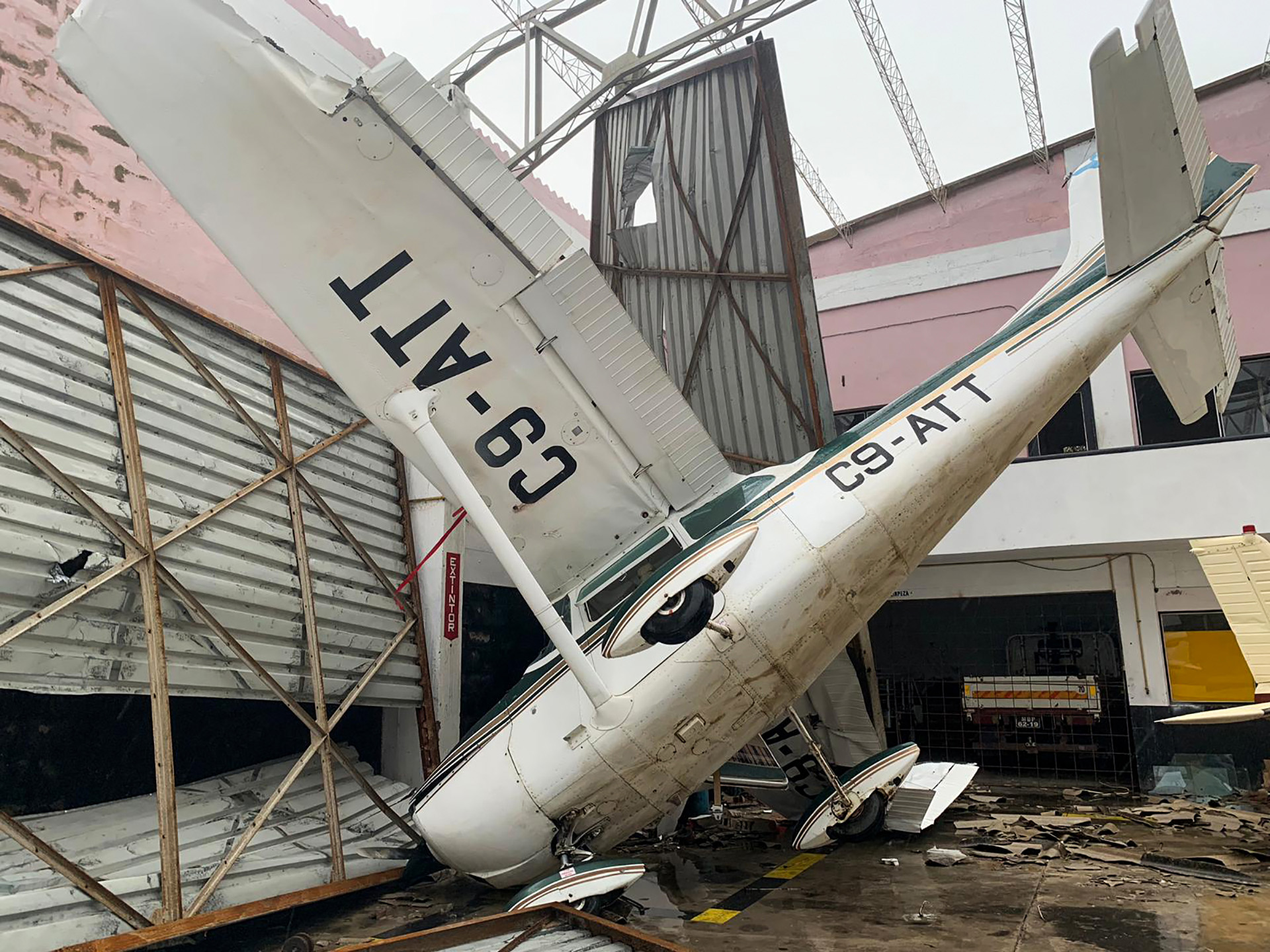 Esta fotografía tomada y publicada el 18 de marzo de 2019 por el Programa Mundial de Alimentos de las Naciones Unidas (PMA) muestra daños en el aeropuerto de Beira, Mozambique, después del paso del ciclón Idai. – Un ciclón que arrasó Mozambique y Zimbabwe. (AFP PHOTO / UN WFP / DEBORAH NGUYEN)